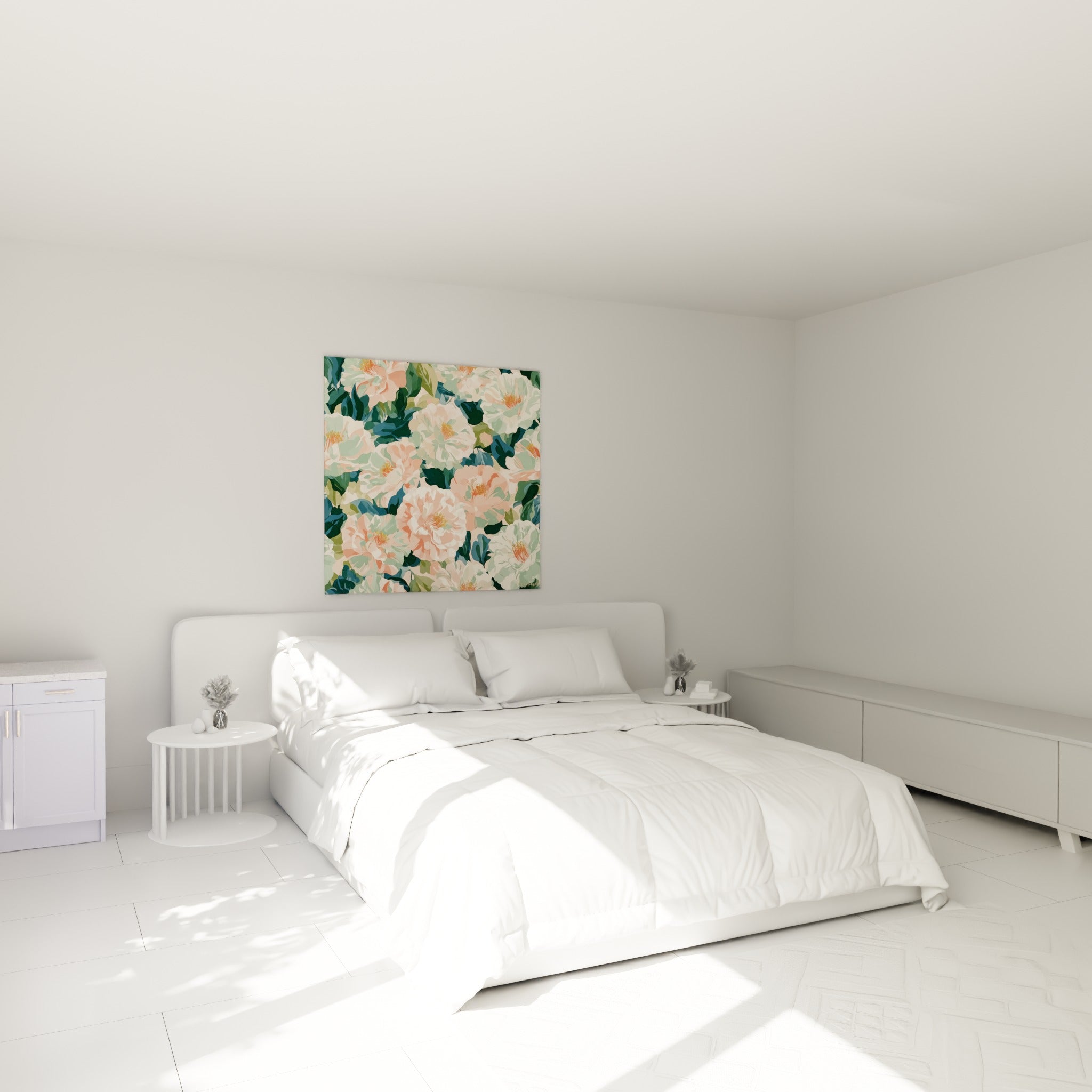 Bouquet de camélias roses et pêche aux cœurs dorés, accroché au-dessus d'un lit dans une chambre claire