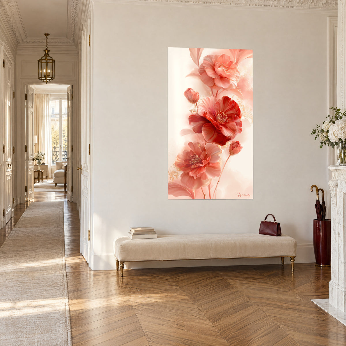 Cuadro de flores de camelia carmín y coral sobre fondo crema, capullos cerrados, en un pasillo haussmanniano de suelo de parqué claro