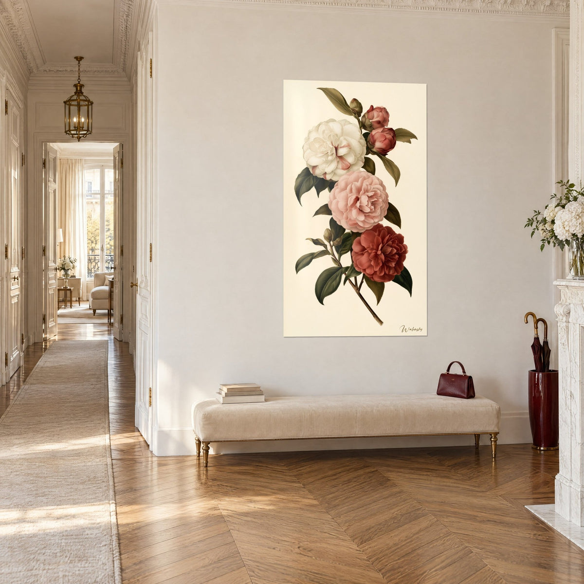 Tableau bouquet de camélias ivoire, rose poudré et bordeaux, feuilles vert olive, sur un fond crème, couloir haussmannien parqueté