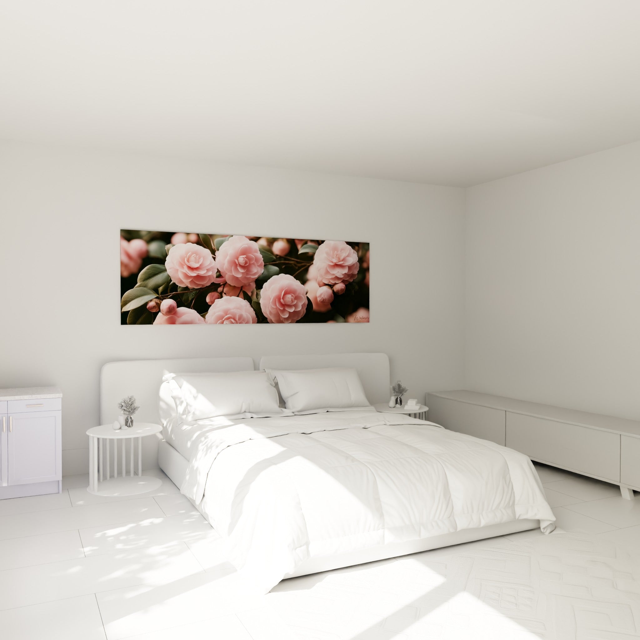 Camélias roses et bourgeons corail composent une œuvre placée au-dessus d'un lit dans une chambre claire