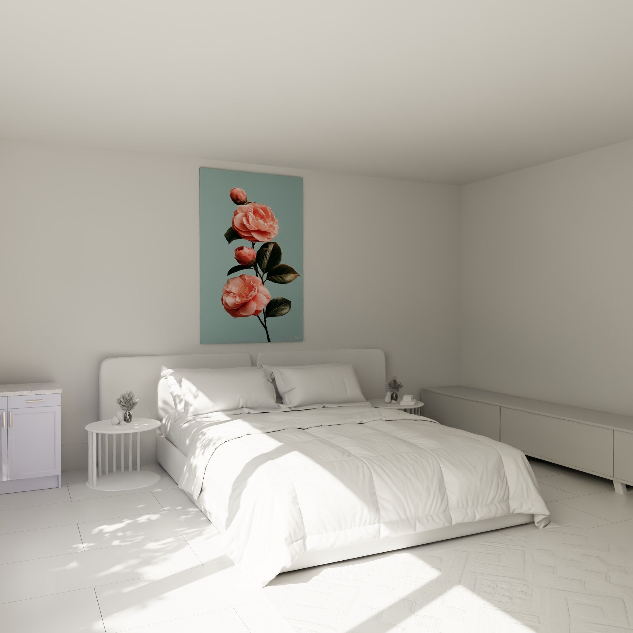 Fleurs de camélia rose et feuillage vert profond accrochées au-dessus d'un lit dans une chambre claire