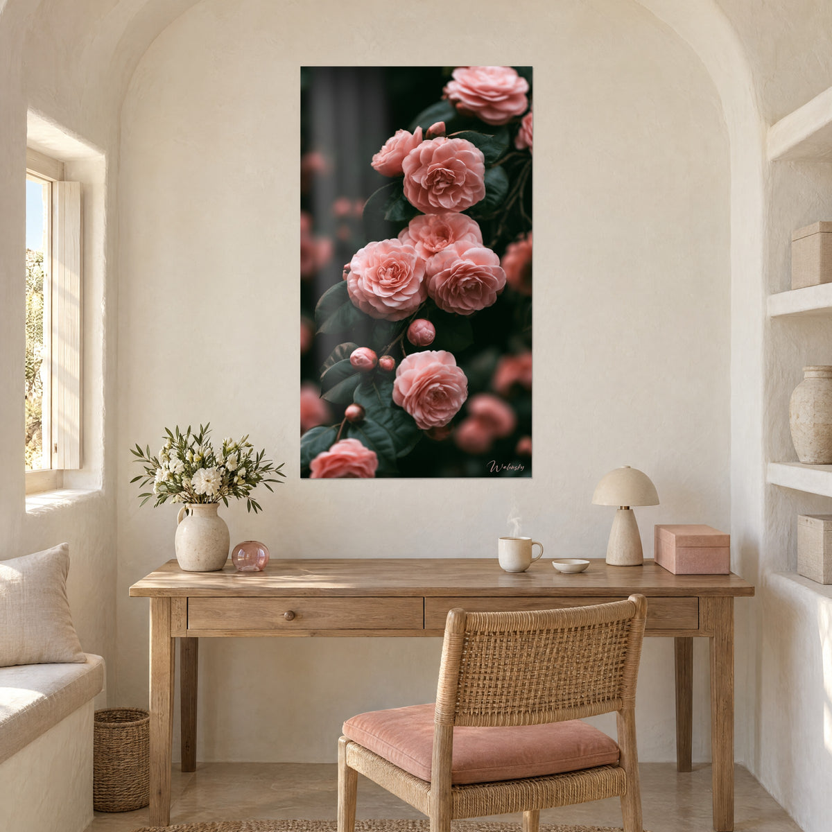 Quadro con cascata di petali di camelia rosa salmone su verde bottiglia, sopra una scrivania in legno e una sedia rosa