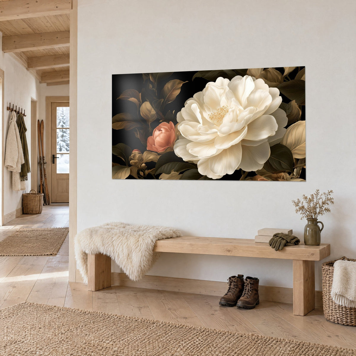 Tableau grande fleur crème au cœur doré, feuilles bronze et bouton rosé sur noir, banc en bois, peau de mouton, chalet