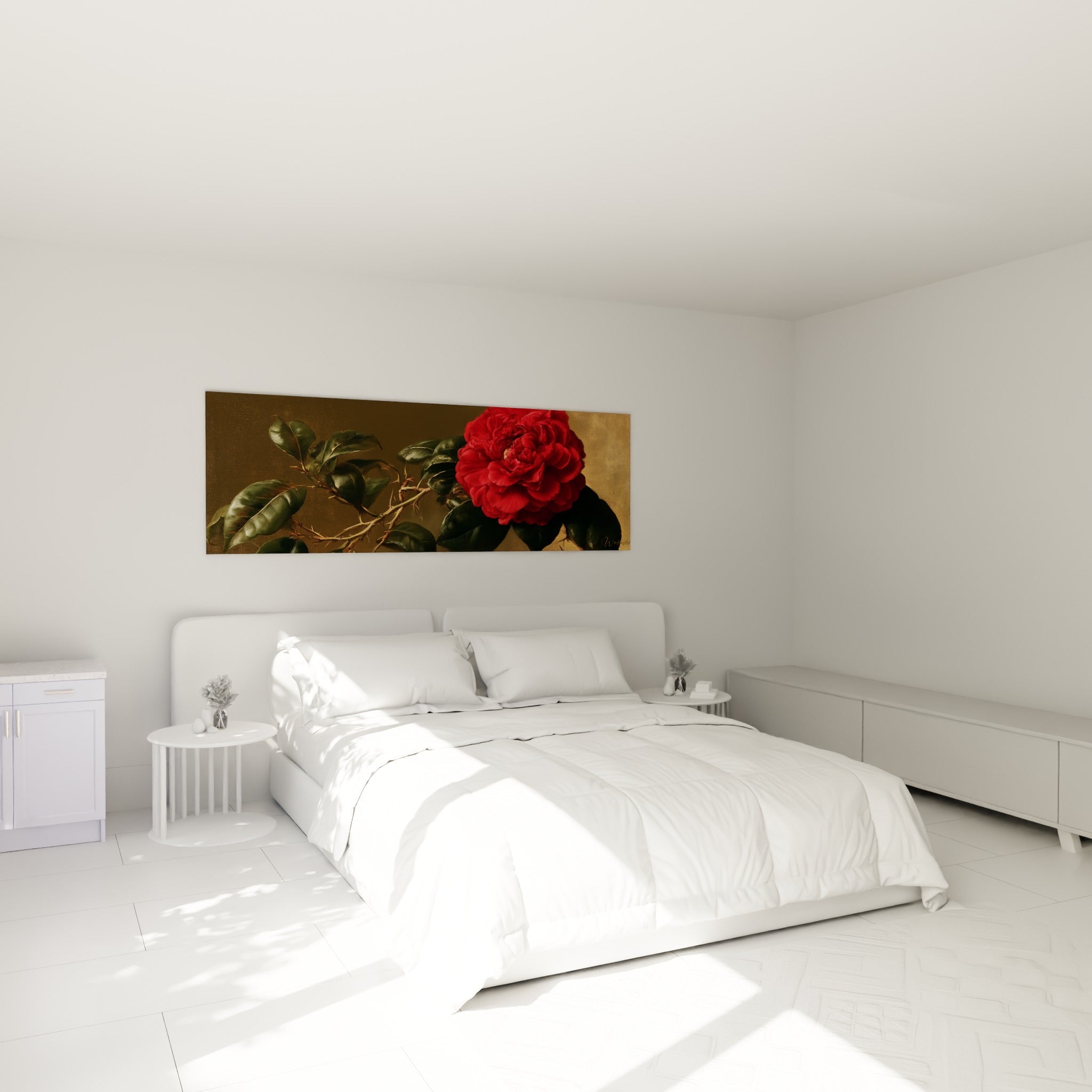 Fleur écarlate et branche épineuse du camélia surplombent un lit dans une chambre claire.