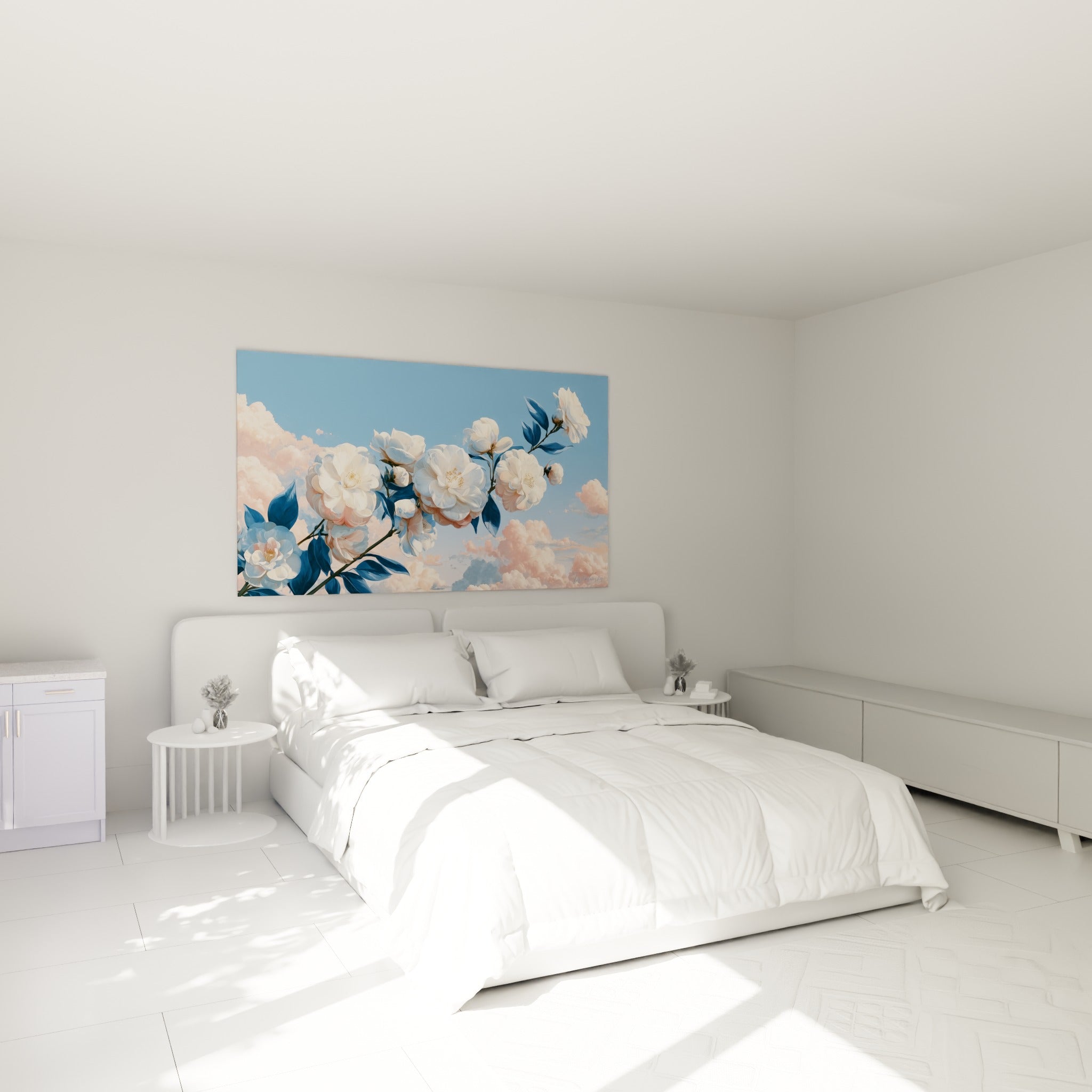Branche de camélias blancs et feuillage bleu marine au-dessus d'un lit dans une chambre claire