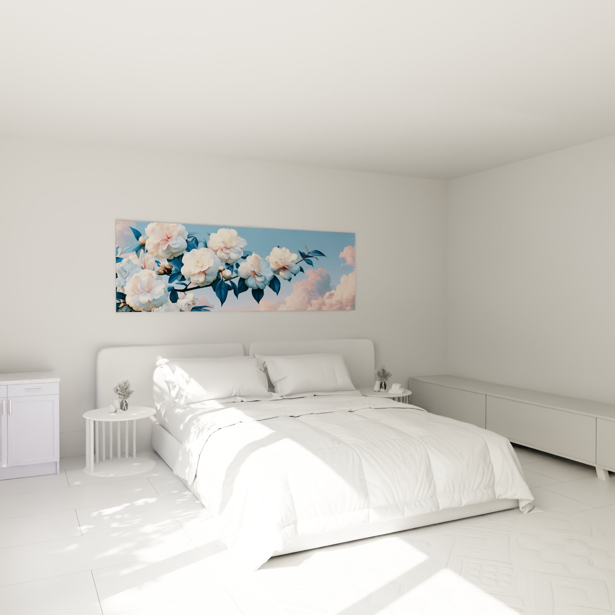 Branche de camélia blanc et feuilles bleu pétrole au-dessus d'un lit dans une chambre claire