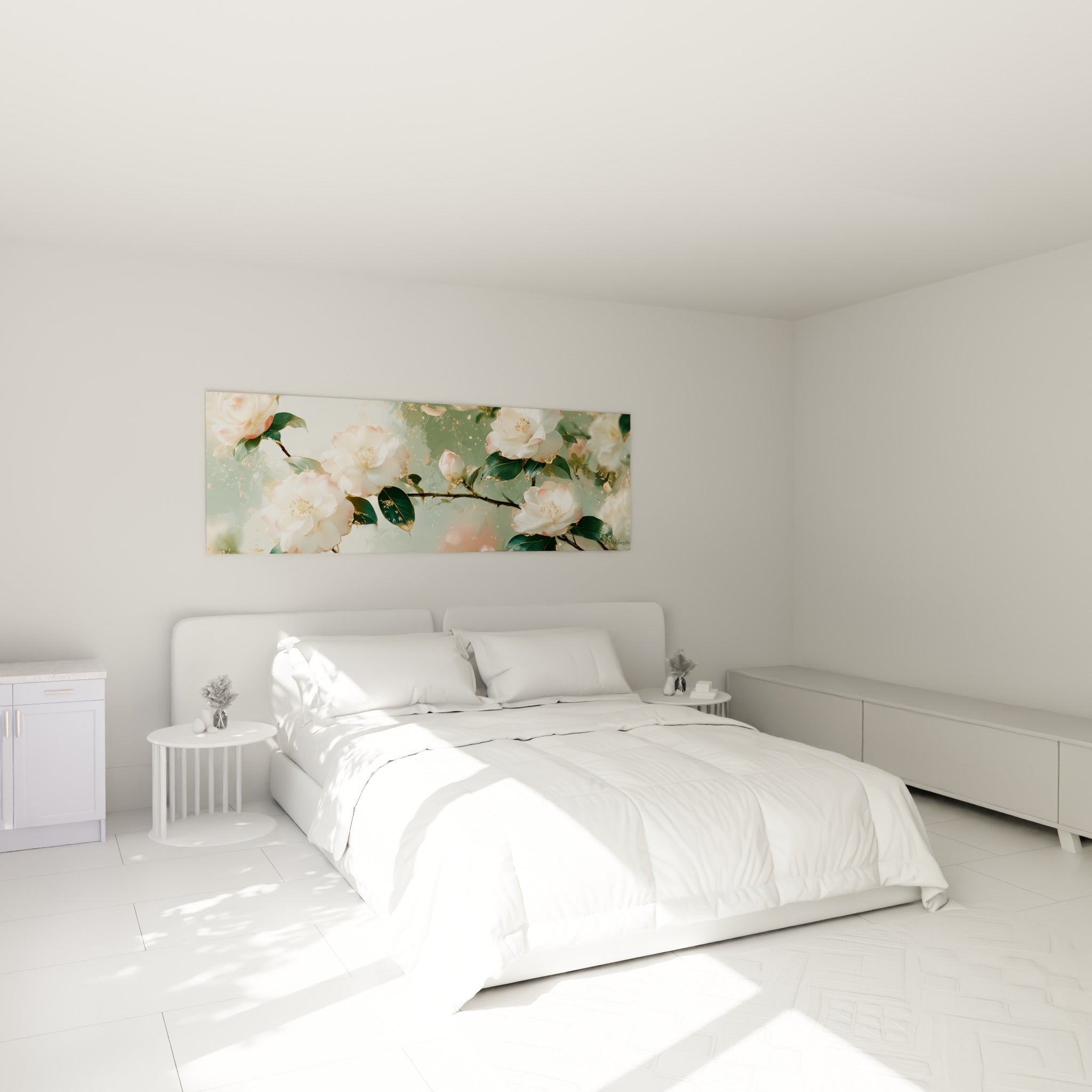 Branche de camélias blancs et roses aux touches dorées, accrochée au-dessus d'un lit dans une chambre claire