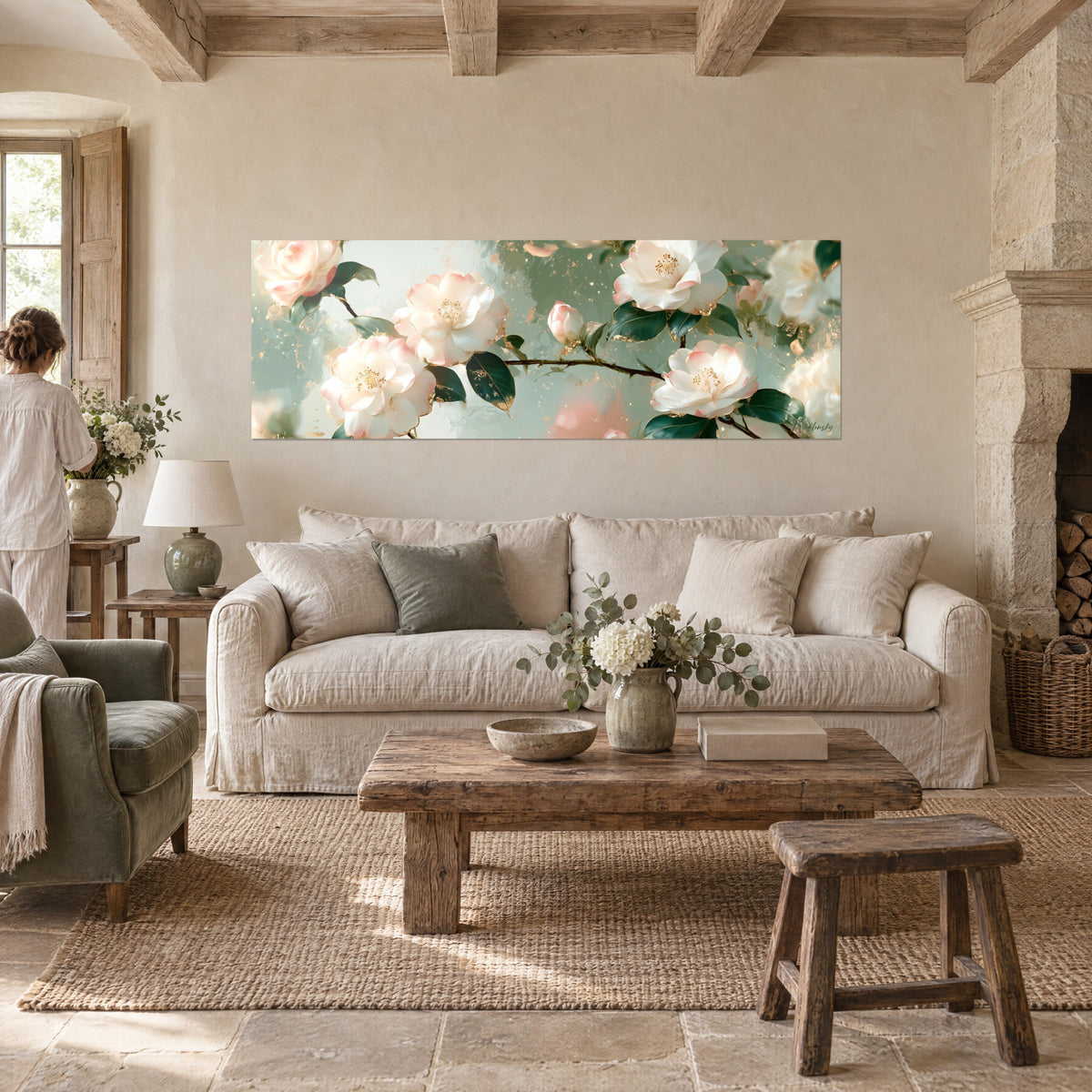 Cuadro de camelias marfil con corazones dorados sobre fondo celadón, rama oscura y hojas verdes, encima de un sofá en un salón luminoso