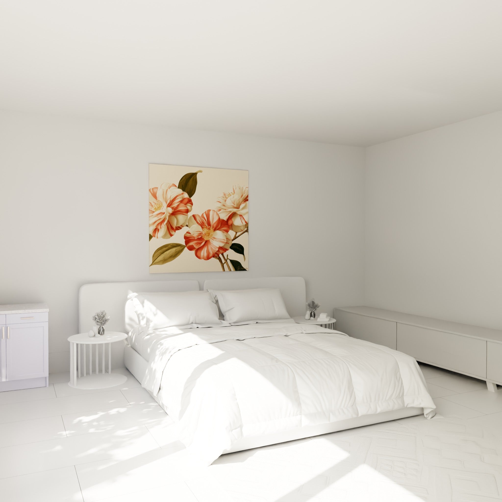 Camélia rouge et blanc aux feuilles vert olive, accroché au-dessus d'un lit dans une chambre claire