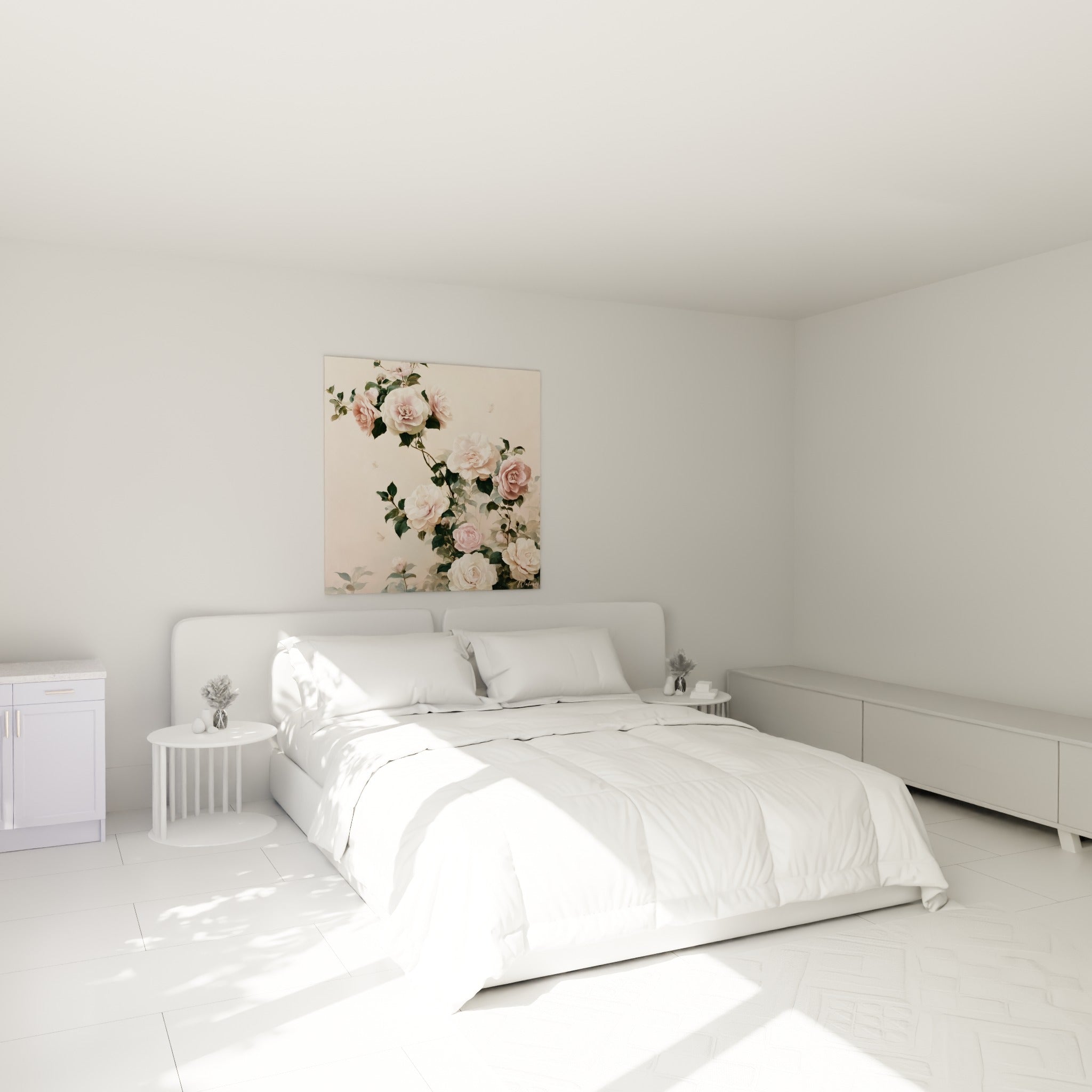 Branche de camélias roses et crème peinte, accrochée au-dessus d'un lit dans une chambre claire