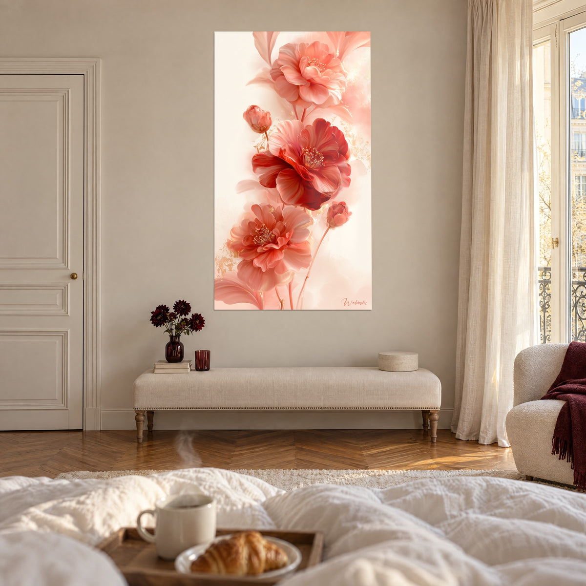 Cuadro de ramo vertical de camelias escarlata y salmón, toques dorados, en un dormitorio blanco encima de la cama