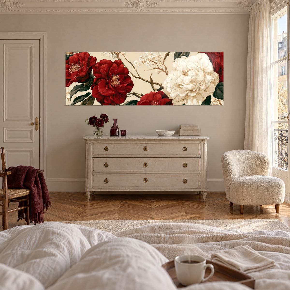 Quadro con fioriture porpora e bianco sporco dagli stami dorati, rami bruni, sopra un letto in una camera luminosa