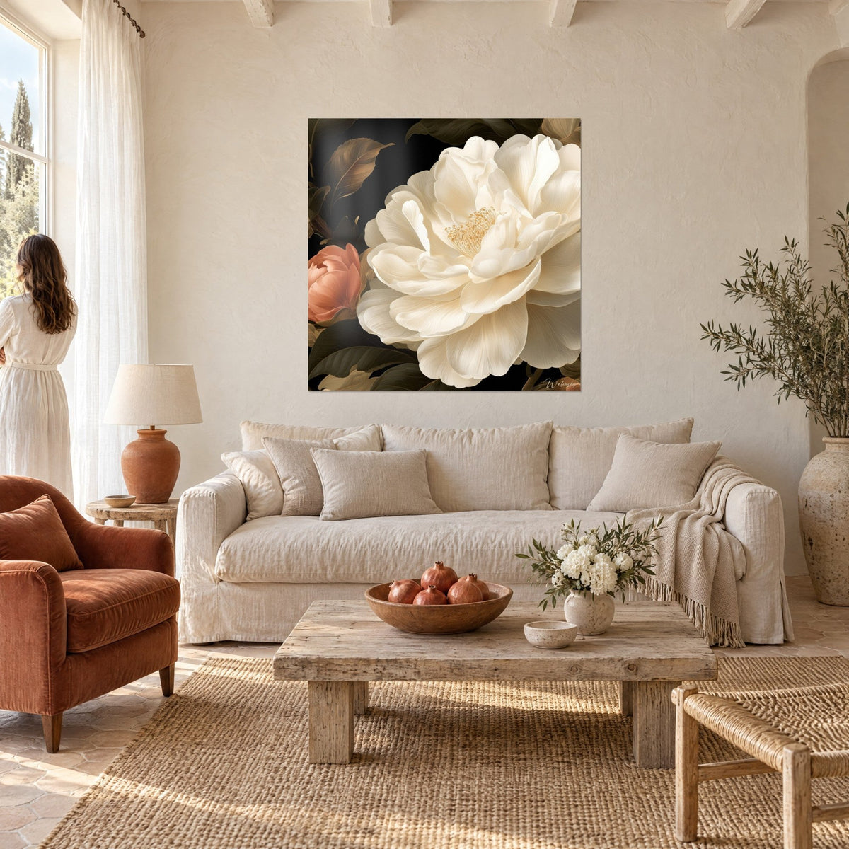Tableau camélia ivoire aux pétales veloutés, cœur doré, bouton rose corail sur fond noir, au-dessus d'un canapé dans un salon lumineux