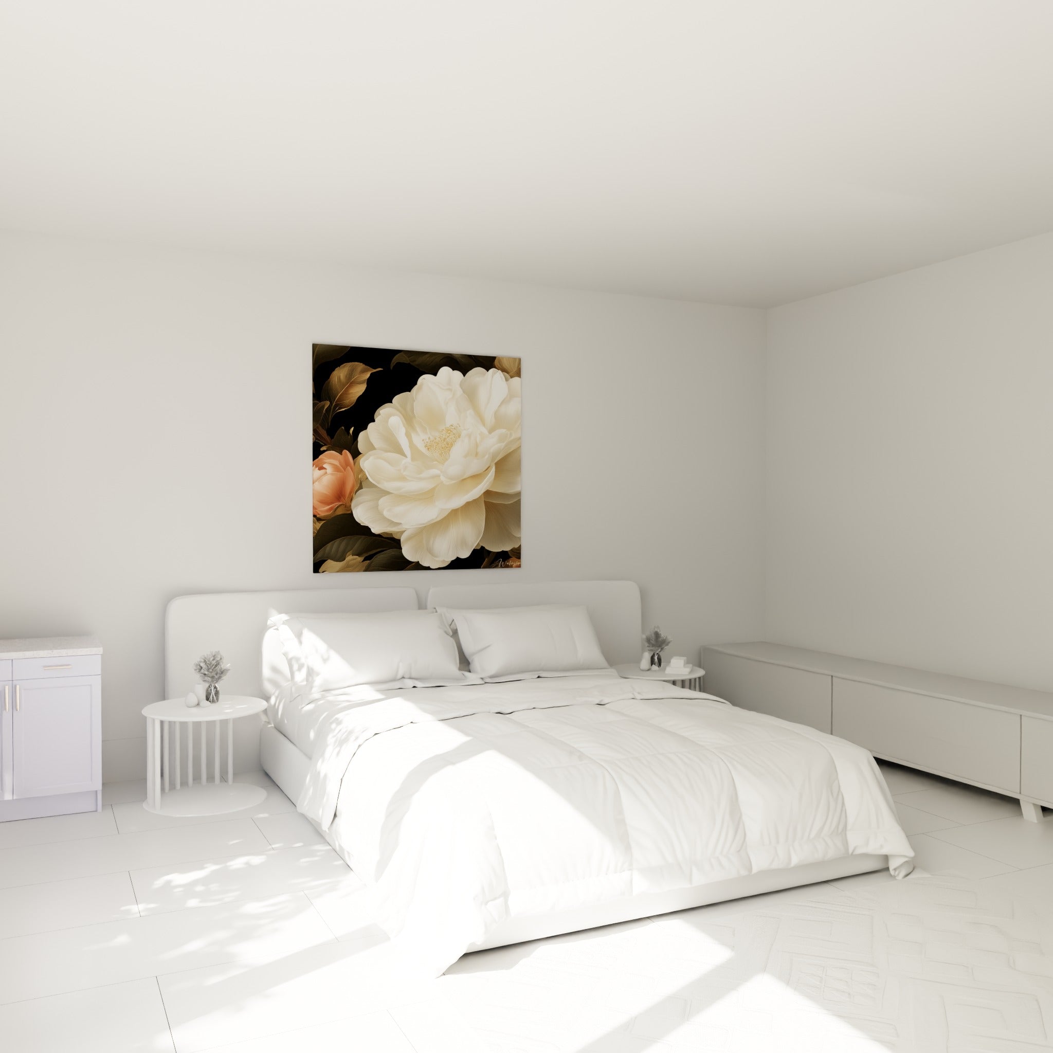 Fleur de camélia ivoire et corail sur fond sombre, accrochée au-dessus d'un lit dans une chambre claire