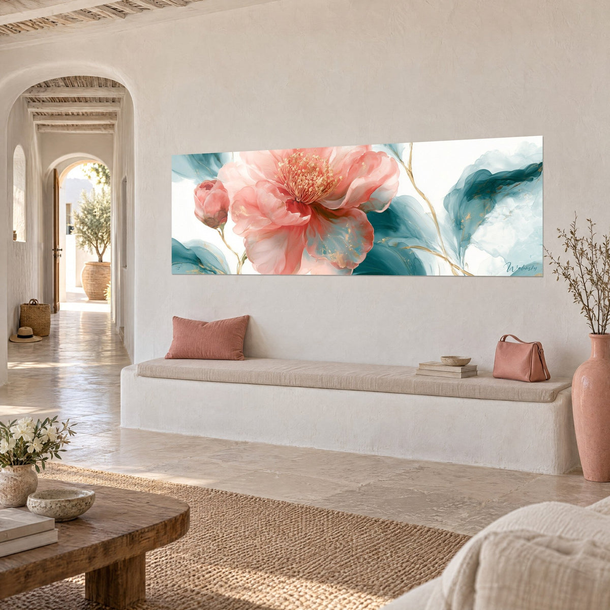 Tableau pivoine aquarellée rose saumon, pétales translucides cernés de fils d'or sur fond blanc, mur de la maison méditerranéenne