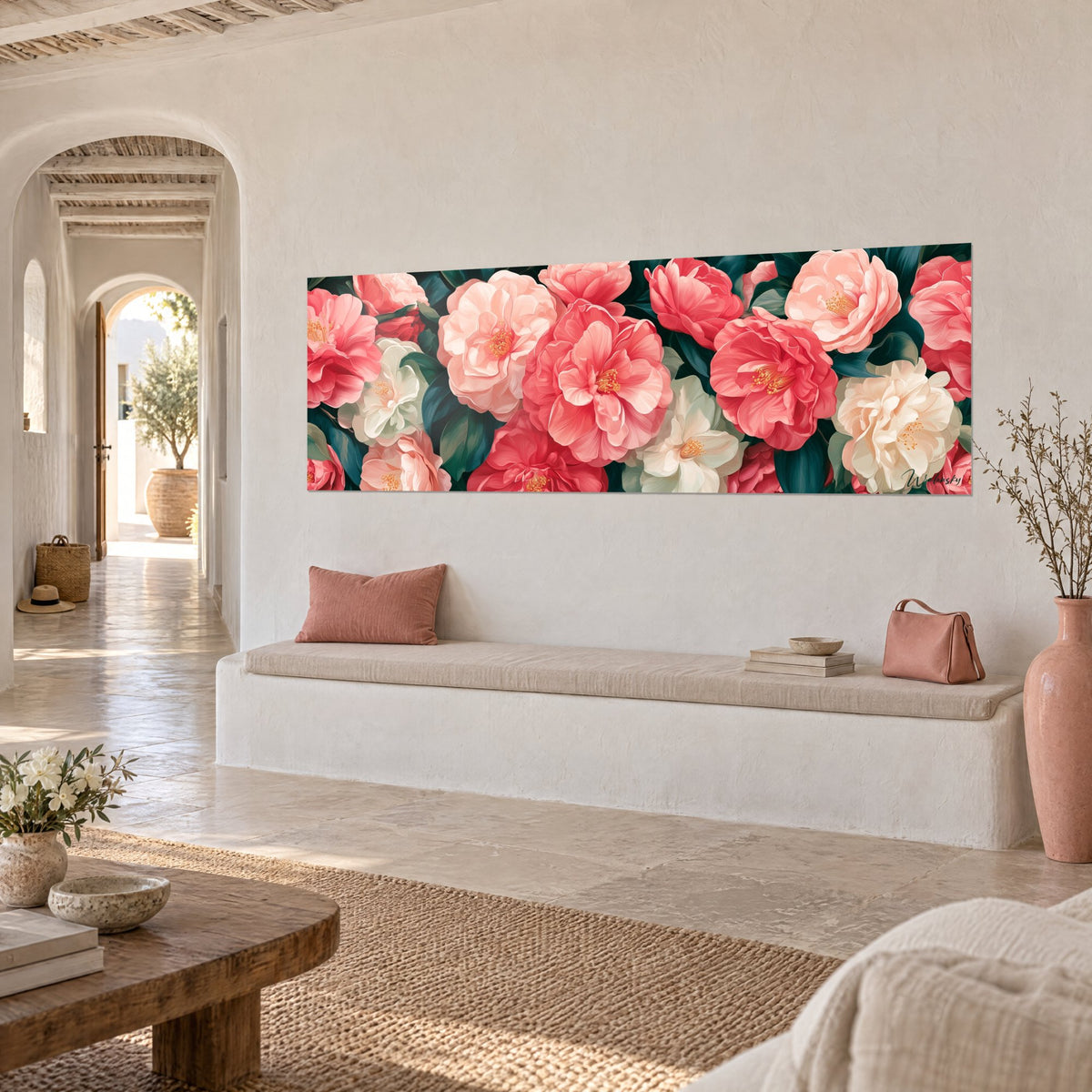 Tableau bouquet panoramique de fleurs saumon, rose pâle et ivoire aux étamines dorées, vu de trois-quarts au-dessus d'une banquette en pierre
