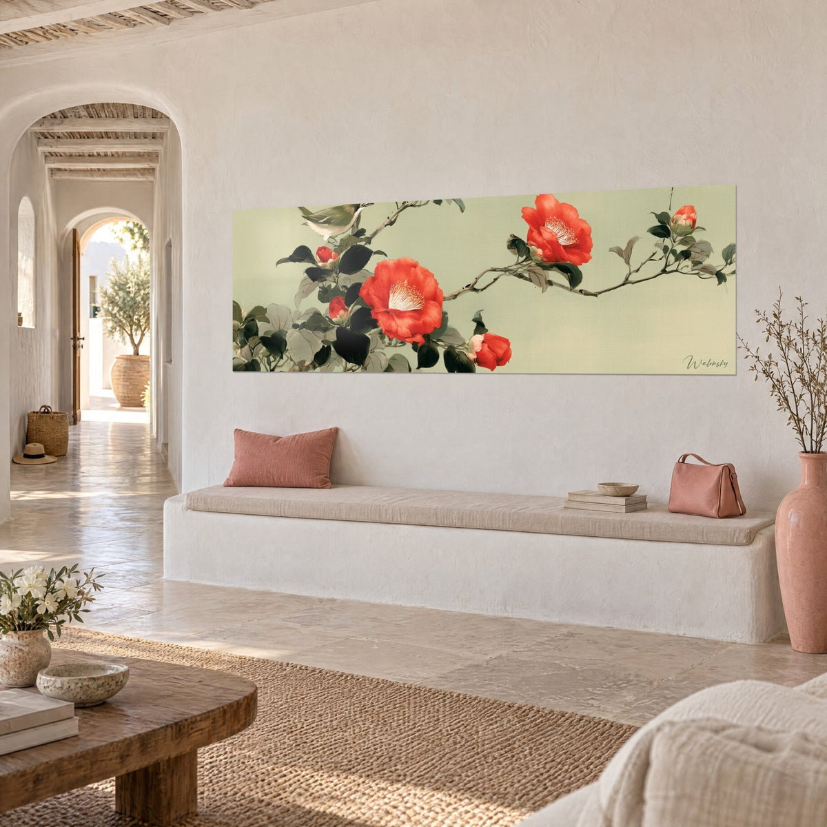 Tableau fleurs de camélia vermillon aux étamines blanches, feuilles vert sombre, panoramique accroché dans une maison méditerranéenne