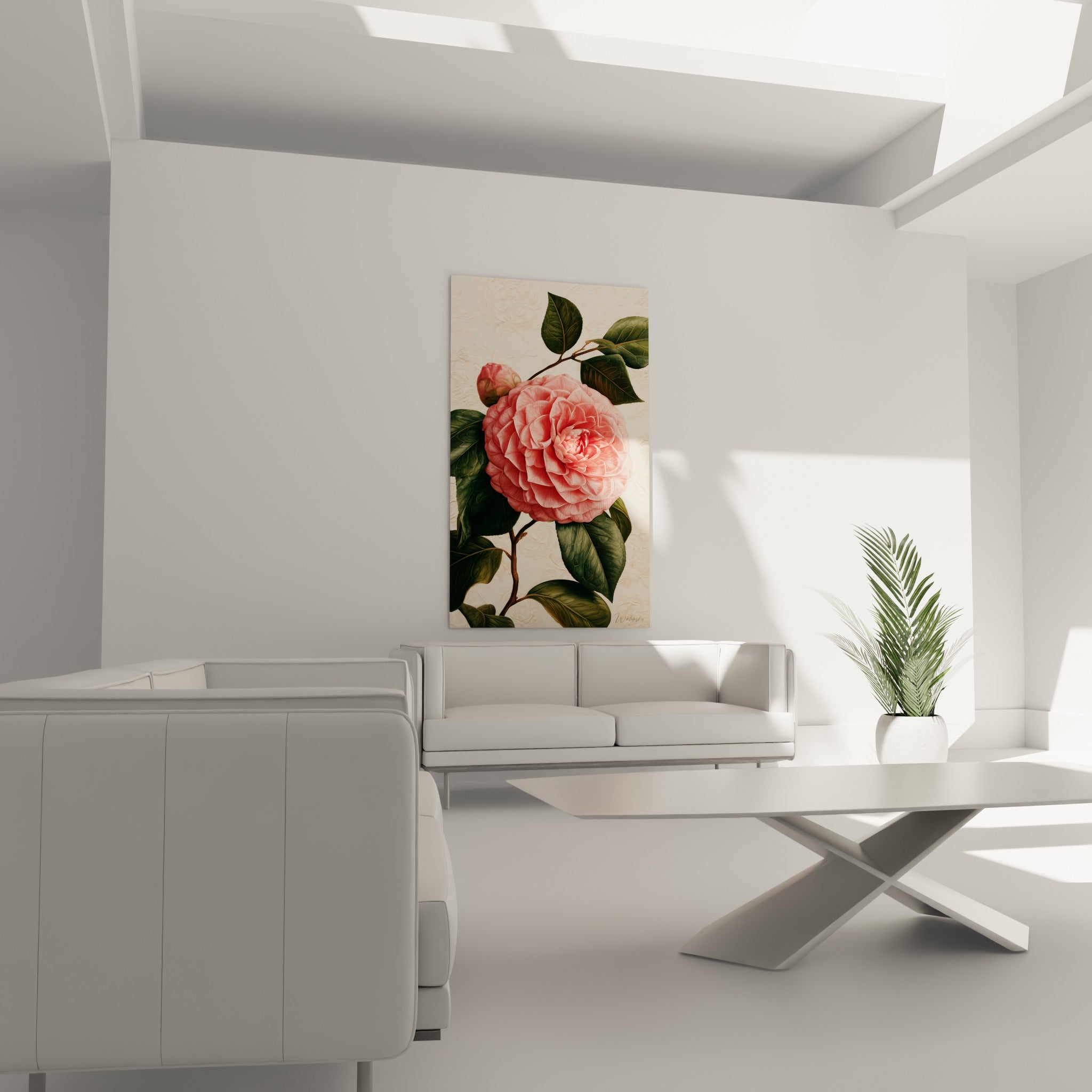 Corolle de camélia corail et feuilles vertes détaillées au-dessus d'un canapé dans un salon lumineux