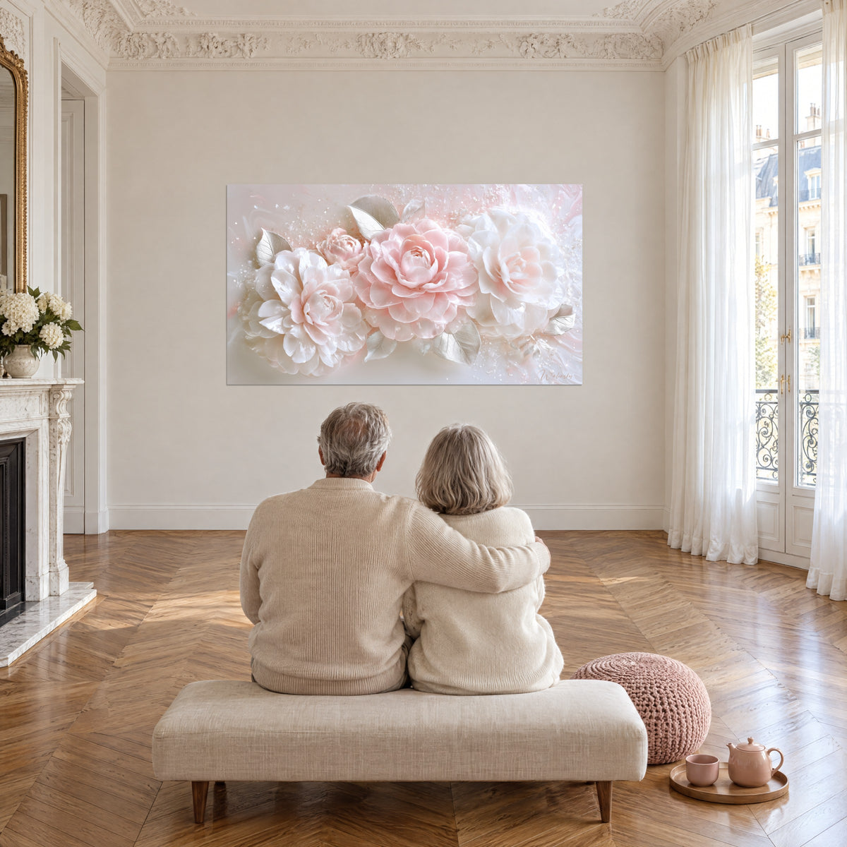 Cuadro con composición de camelias rosas y blancas salpicadas de nácar, hojas de plata, sobre una pared haussmanniana con parquet en espiga