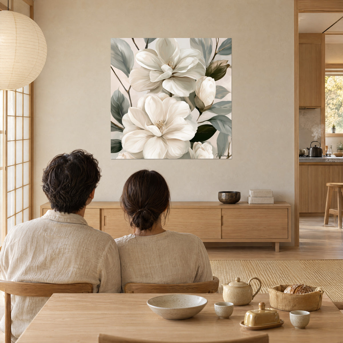 Πίνακας floral μπουκέτο σε ελεφαντοστού και γκριζοπράσινο, δύο μεγάλες ζωγραφισμένες corolla, ζευγάρι από πίσω σε τραπέζι, τσάι και ξύλινο μπολ σε ανοιχτόχρωμο ξύλο