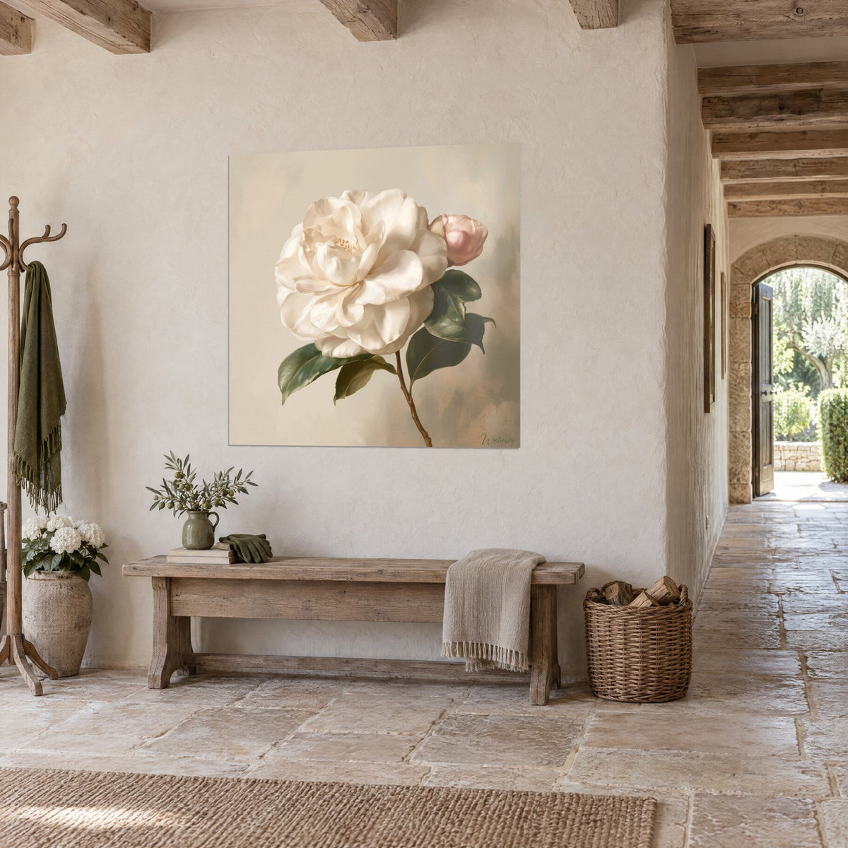 Tableau grosse fleur ivoire aux pétales ondulés, feuilles vert sapin et bouton rose, dans un couloir de pierre claire