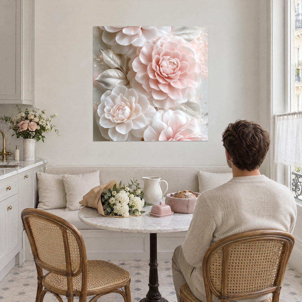Πίνακας γλυπτή floral σύνθεση, ανοιχτόχρωμα ροζ άνθη και σπασμένο λευκό, ασημένια φύλλα, θέα σε κουζίνα στιλ Haussmann