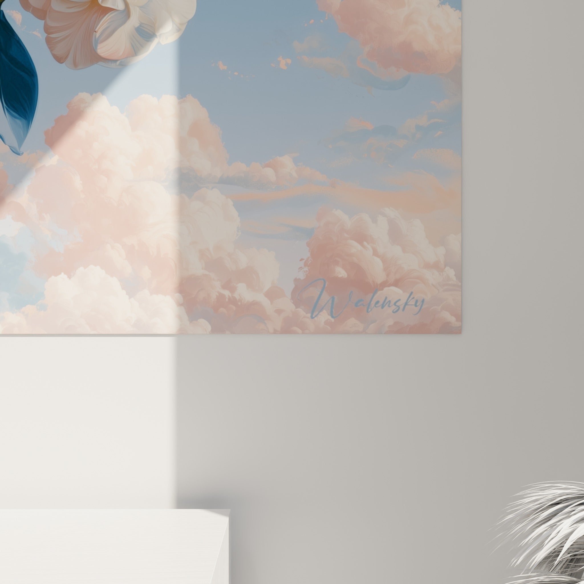 Détail des pétales blancs et du feuillage bleu marine du camélia, texture fine et couleurs dégradées
