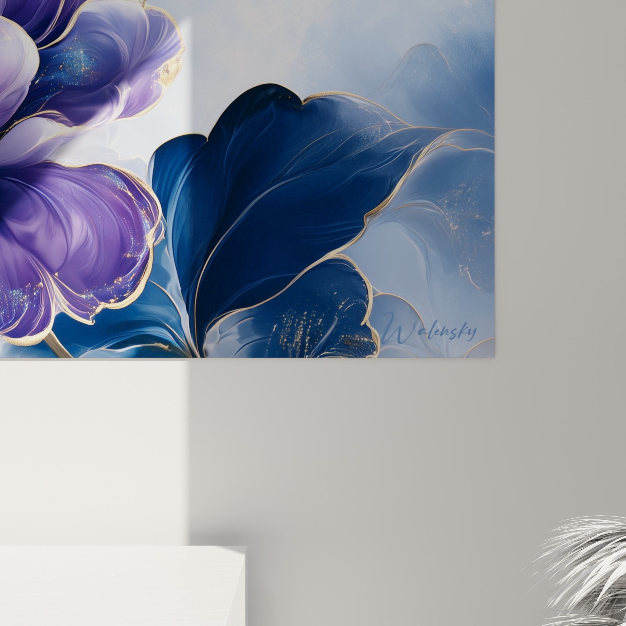 Détail des liserés dorés et du grain velouté sur les pétales violets et bleu marine du camélia