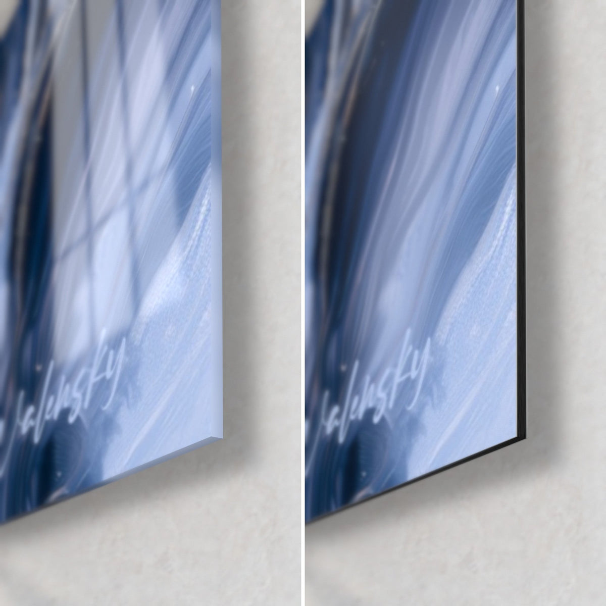 Tableau camélia indigo et lavande, coin bas droit : verre acrylique brillant à reflets, alu Dibond mat noir, tranche de 3 mm