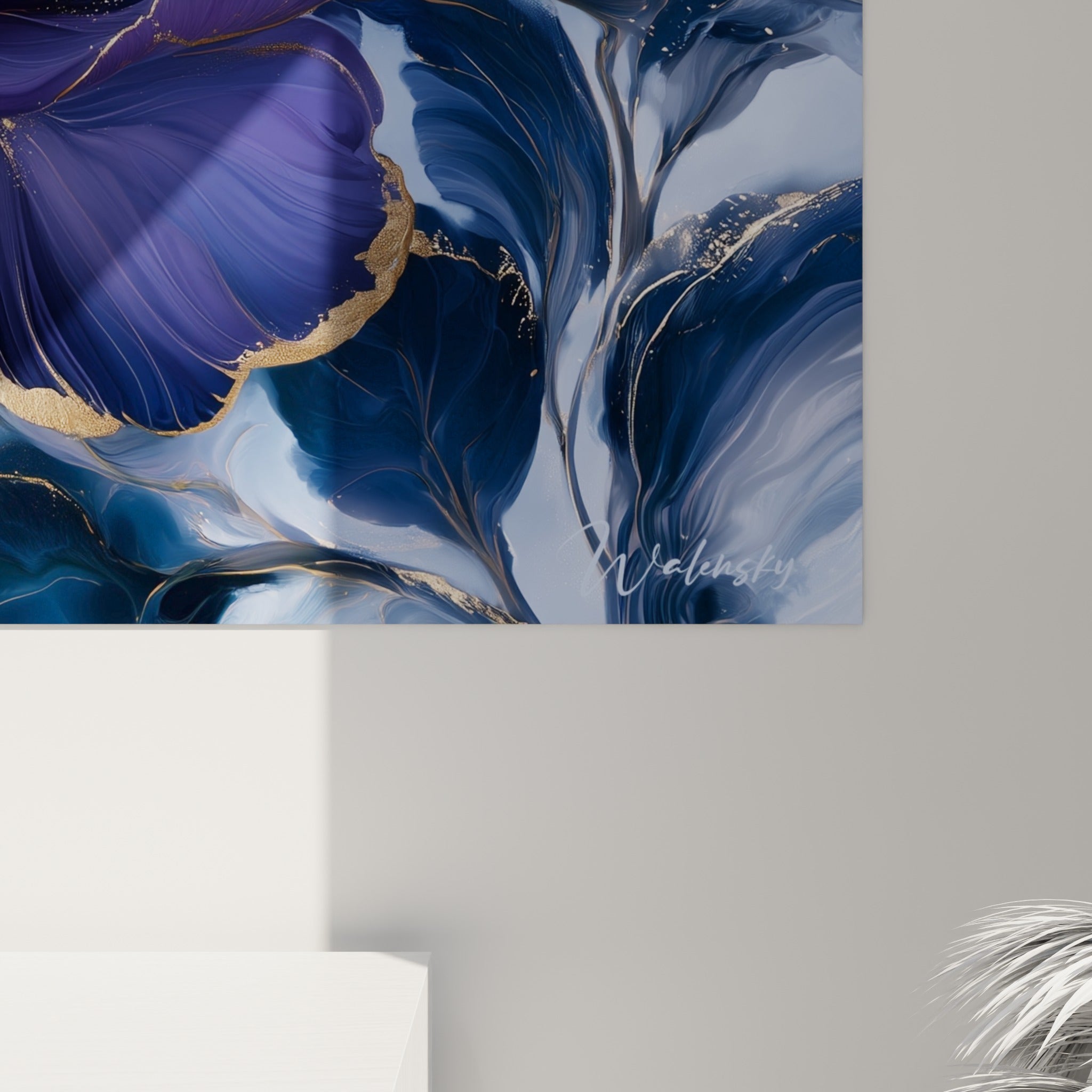 Détail des pétales du camélia où l'or fusionne avec le violet profond, textures fines et lumineuses
