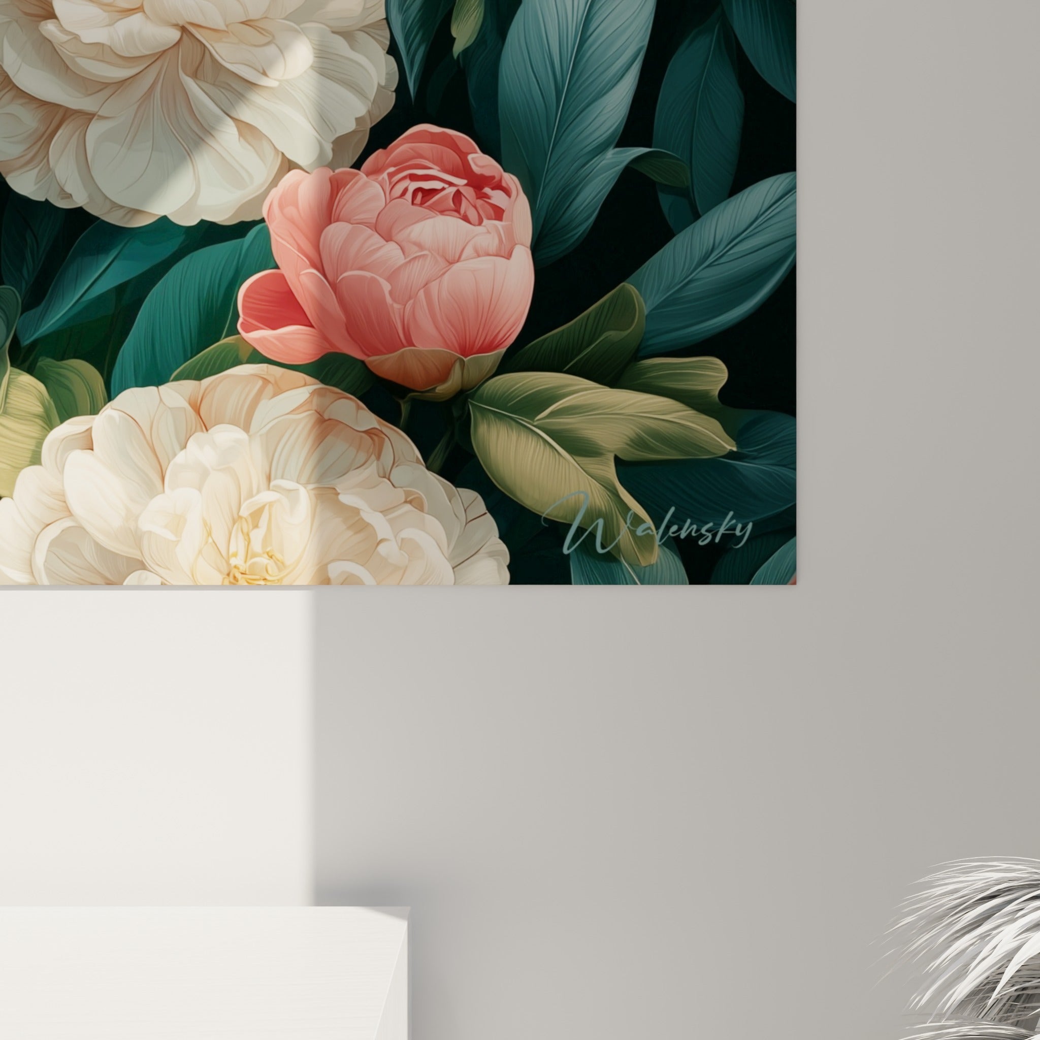 Détail des pétales roses et blancs du camélia, textures aquarellées et coeurs dorés visibles de près