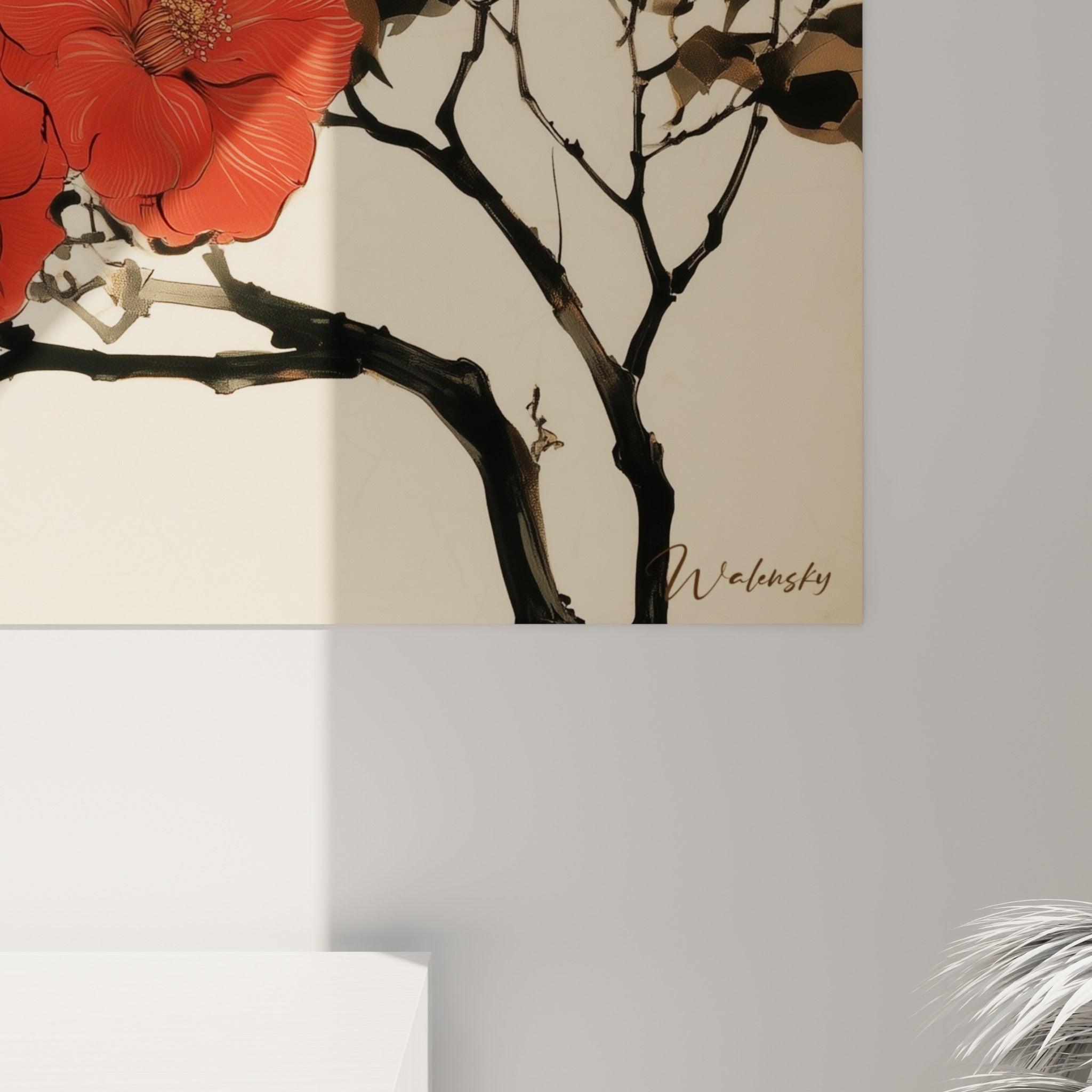 Détail des pétales rouge écarlate et du trait fin encrant les nervures du camélia sur fond beige