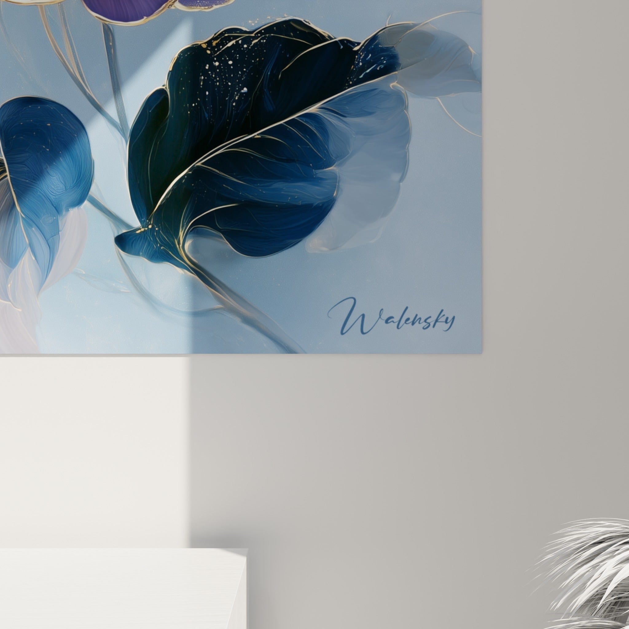 Détail des liserés dorés et du grain velouté des pétales violets du camélia peint