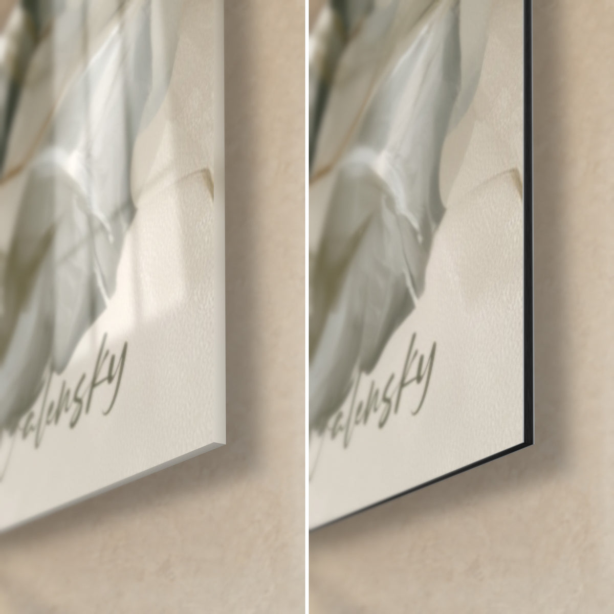 Quadro di camelie avorio, foglia verde-grigio e firma Walensky, angolo in basso a destra in vetro lucido e Dibond nero opaco