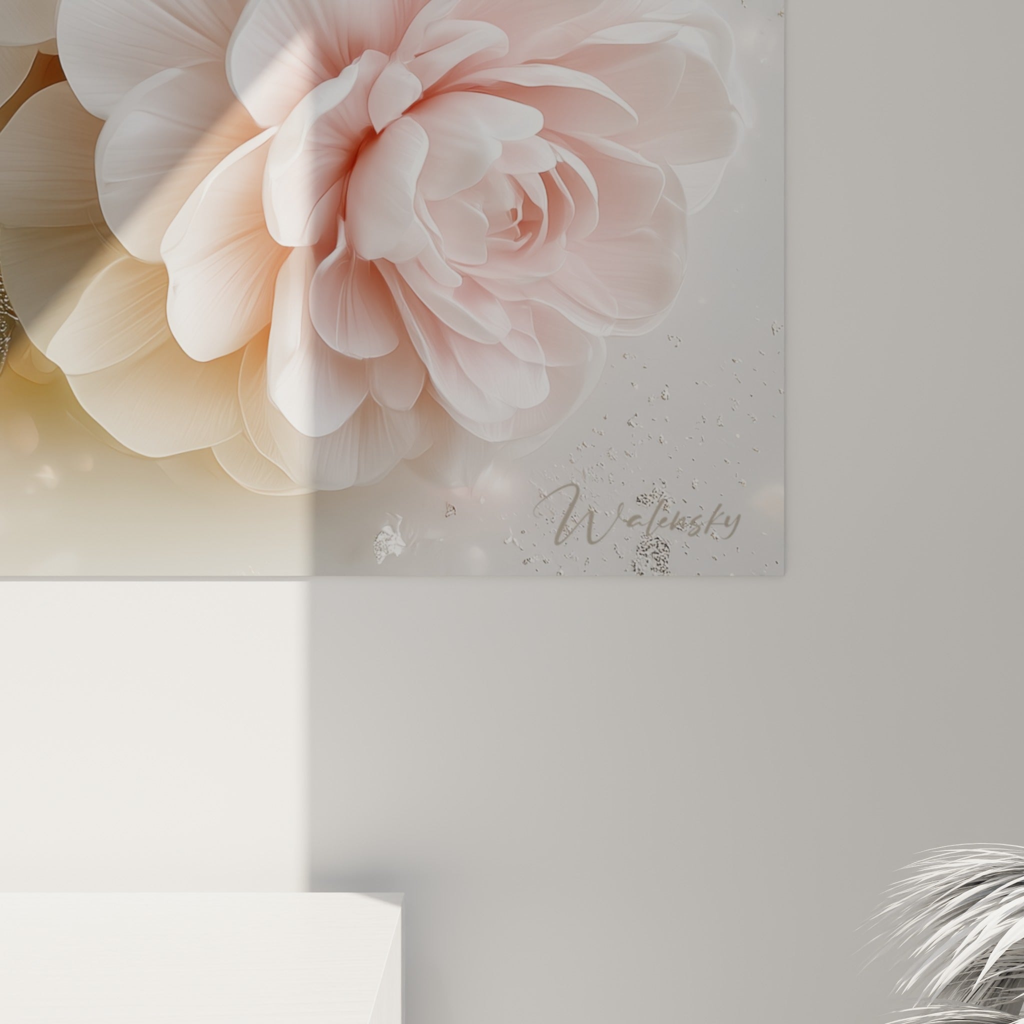 Pétales de camélia blanc crème et rose poudré, grain fin, reflets argentés visibles de près sur la toile