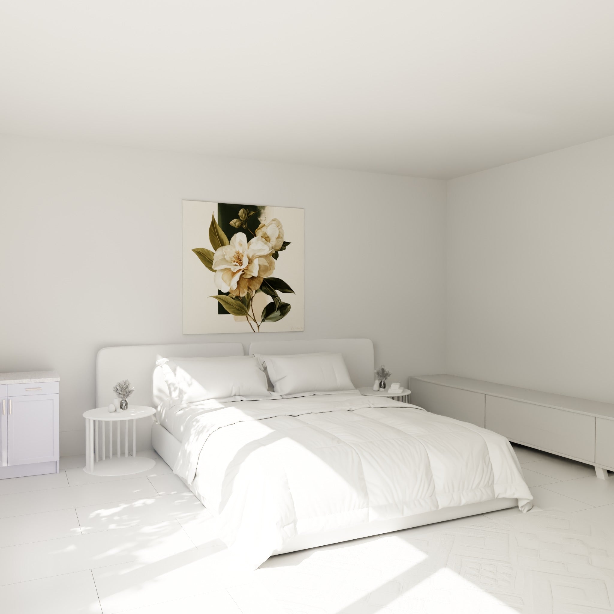 Fleur de camélia ivoire et dorée aux feuilles vert sombre, au-dessus d'un lit dans une chambre claire