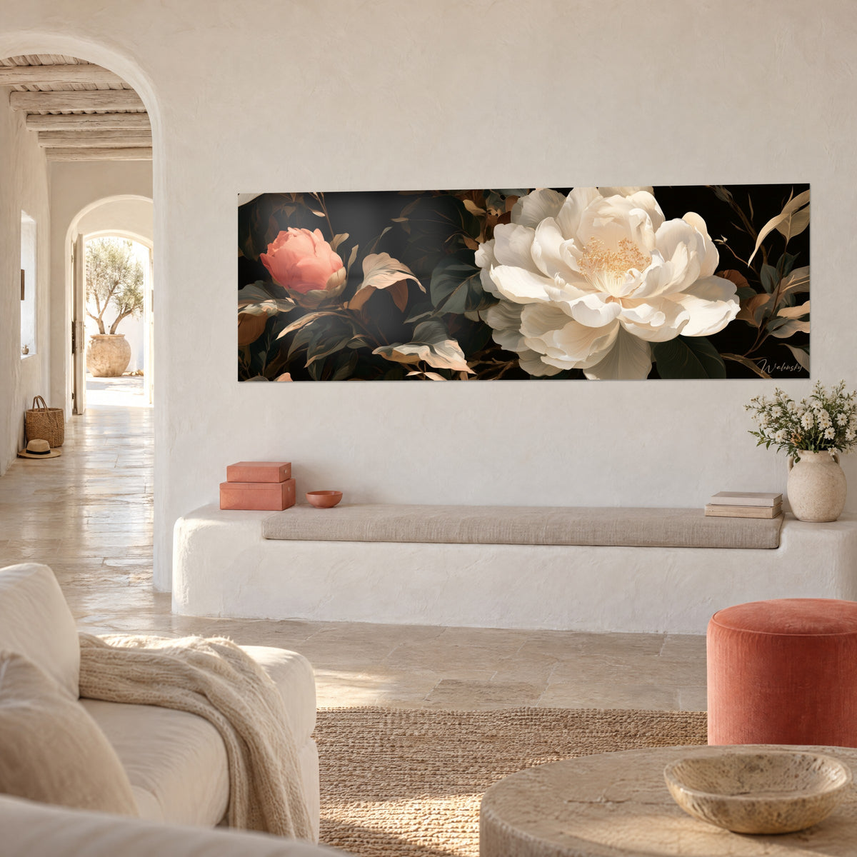 Cuadro de una gran flor crema con estambres dorados sobre fondo negro, capullo salmón a la izquierda, vista de tres cuartos en una casa mediterránea