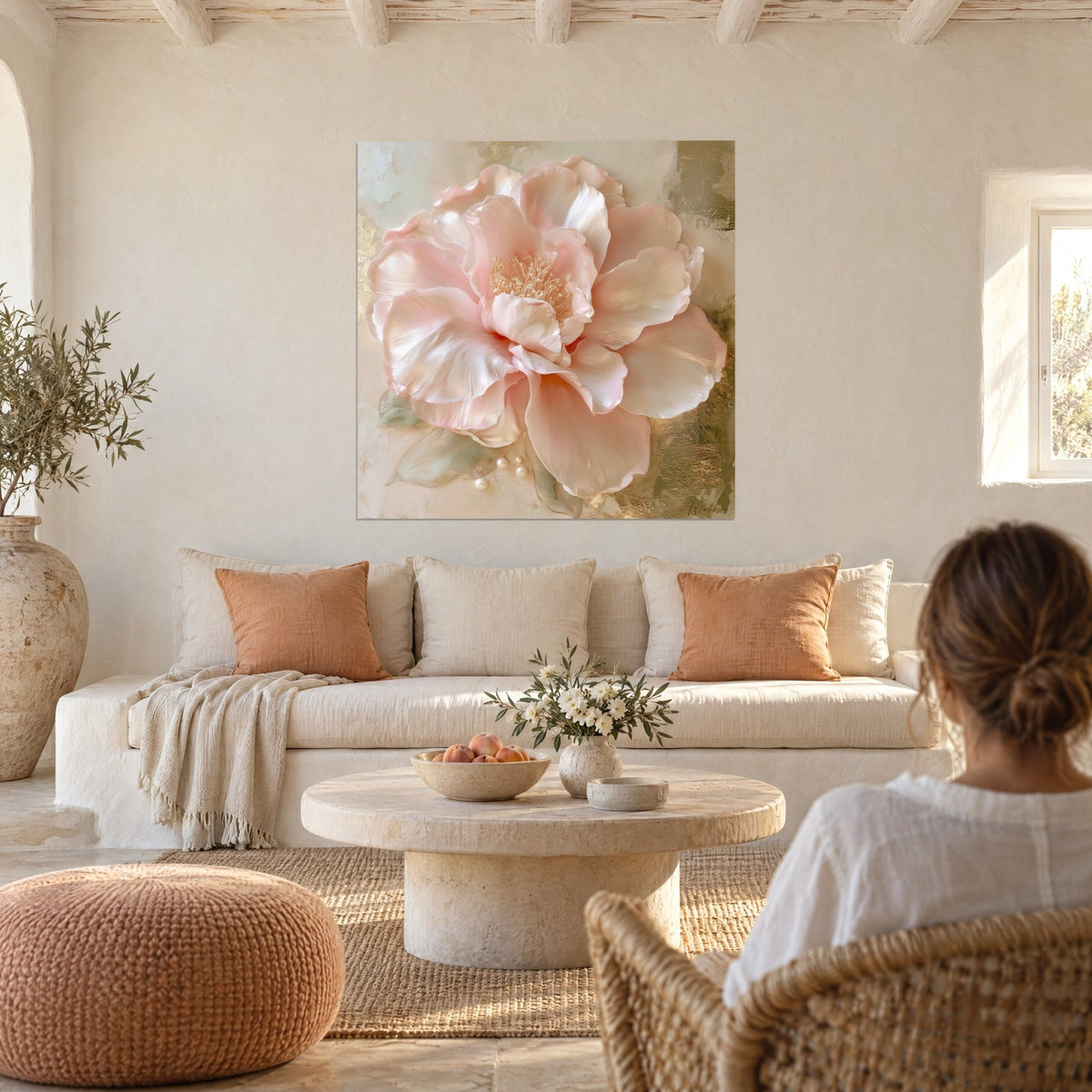 Tableau camélia nacré aux pétales rose poudré et fond doré, accroché au-dessus d'un canapé dans un salon lumineux