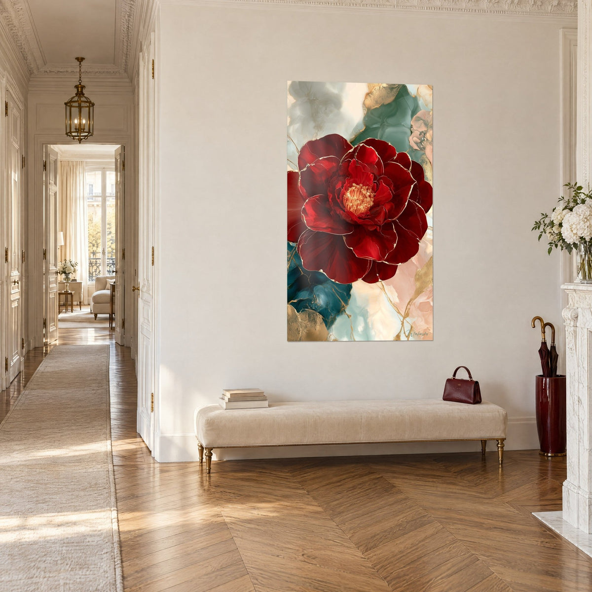 Cuadro gran flor carmín con ribete dorado sobre mármol turquesa y rosa polvo, pasillo de parquet en un piso haussmanniano