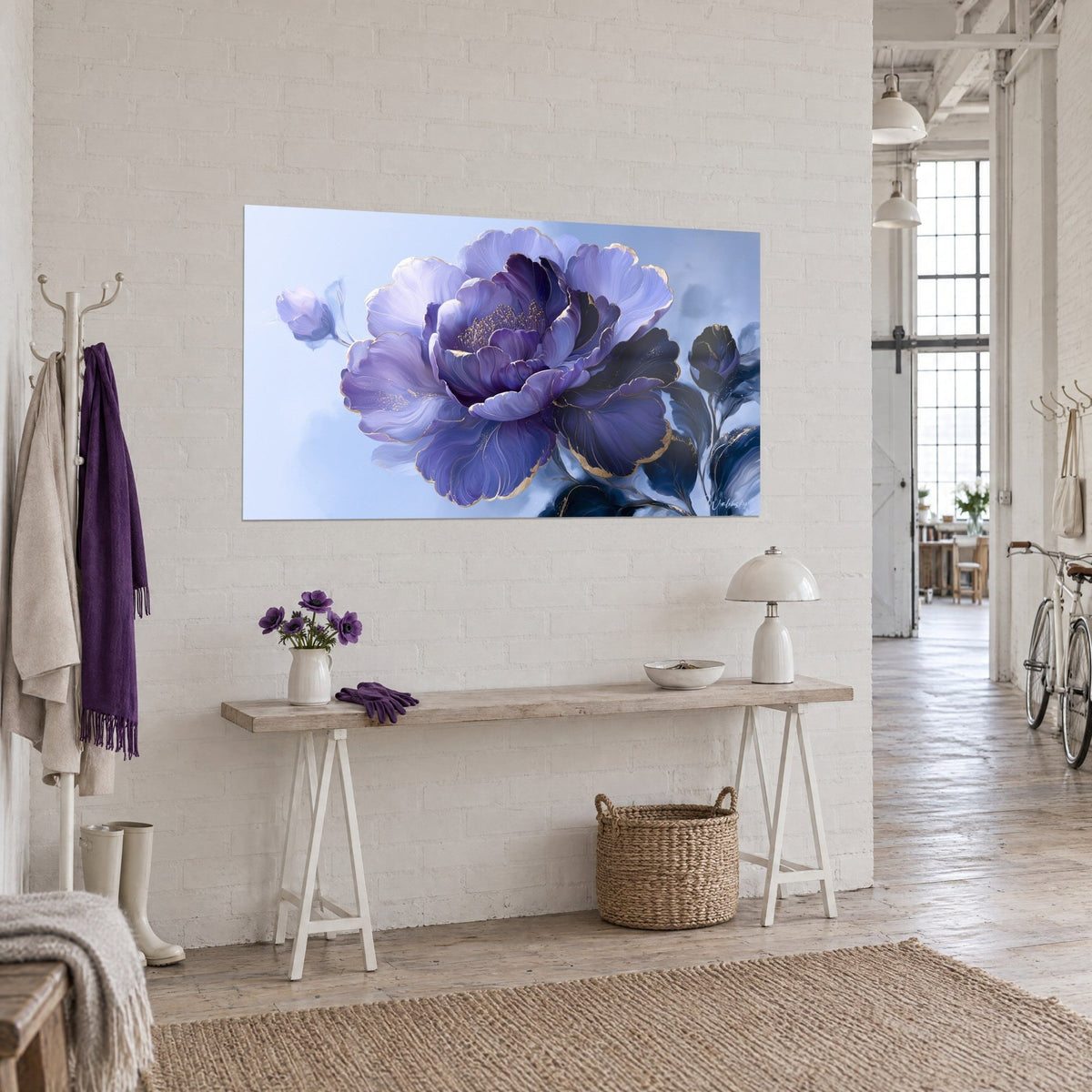 Tableau grande fleur pourpre et lavande ourlée d'or, bourgeons indigo, vue de trois-quarts sur un mur blanc de loft d'artiste