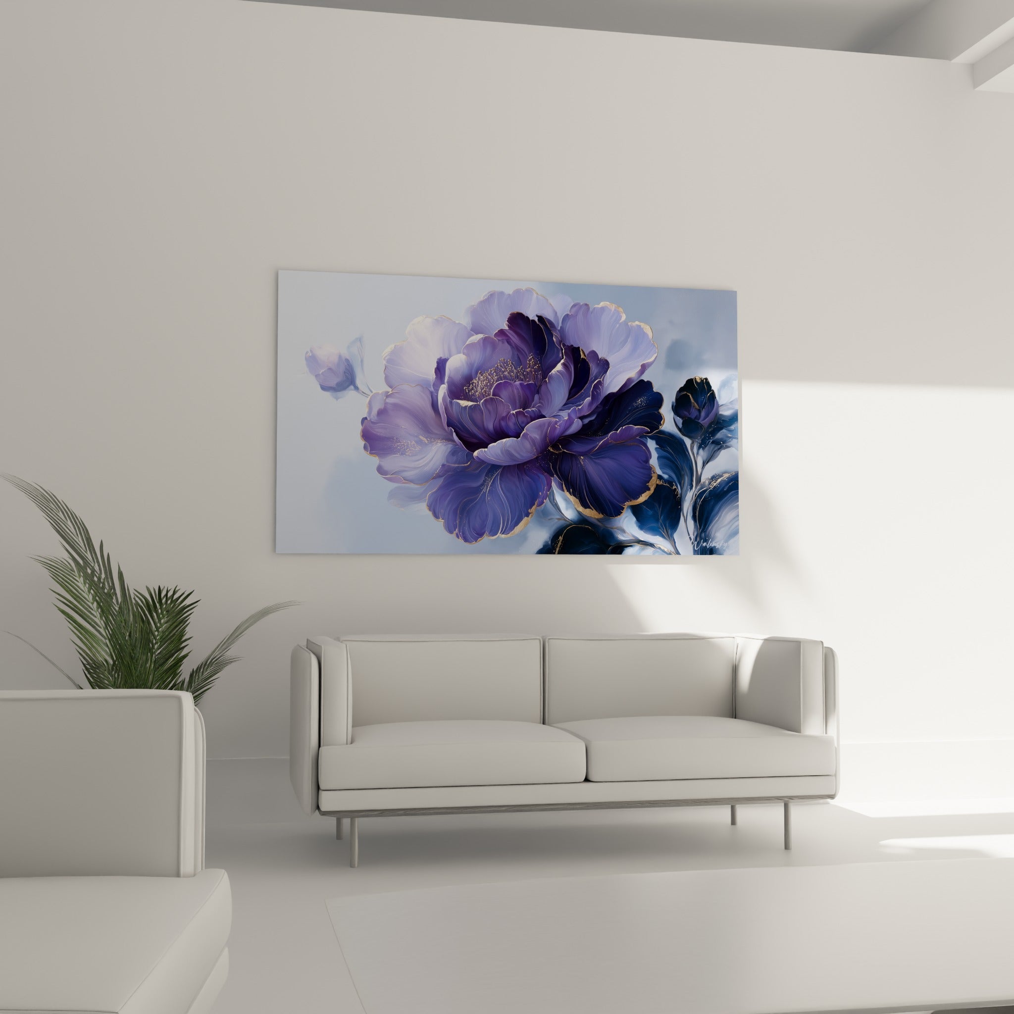 Fleur camélia anthracite et violette aux nervures dorées, disposée au-dessus d'un canapé dans un salon lumineux