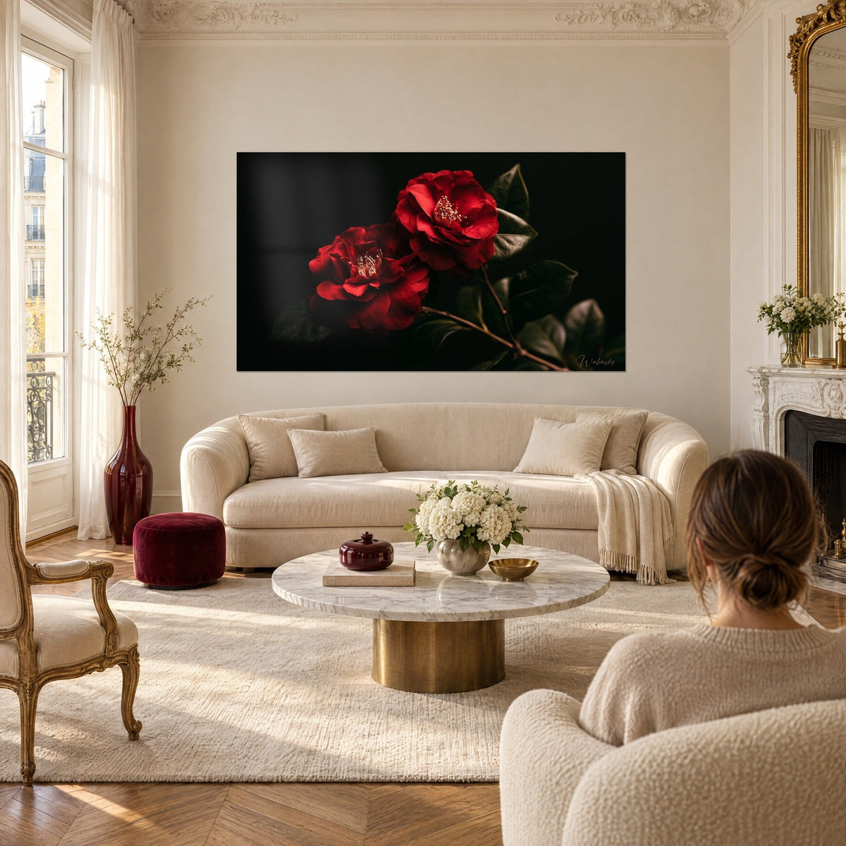 Gemälde scharlachrote Kamelien auf schwarzem Hintergrund, dunkelgrünes Laub und goldene Staubgefäße, über einem Sofa in einem hellen Wohnzimmer