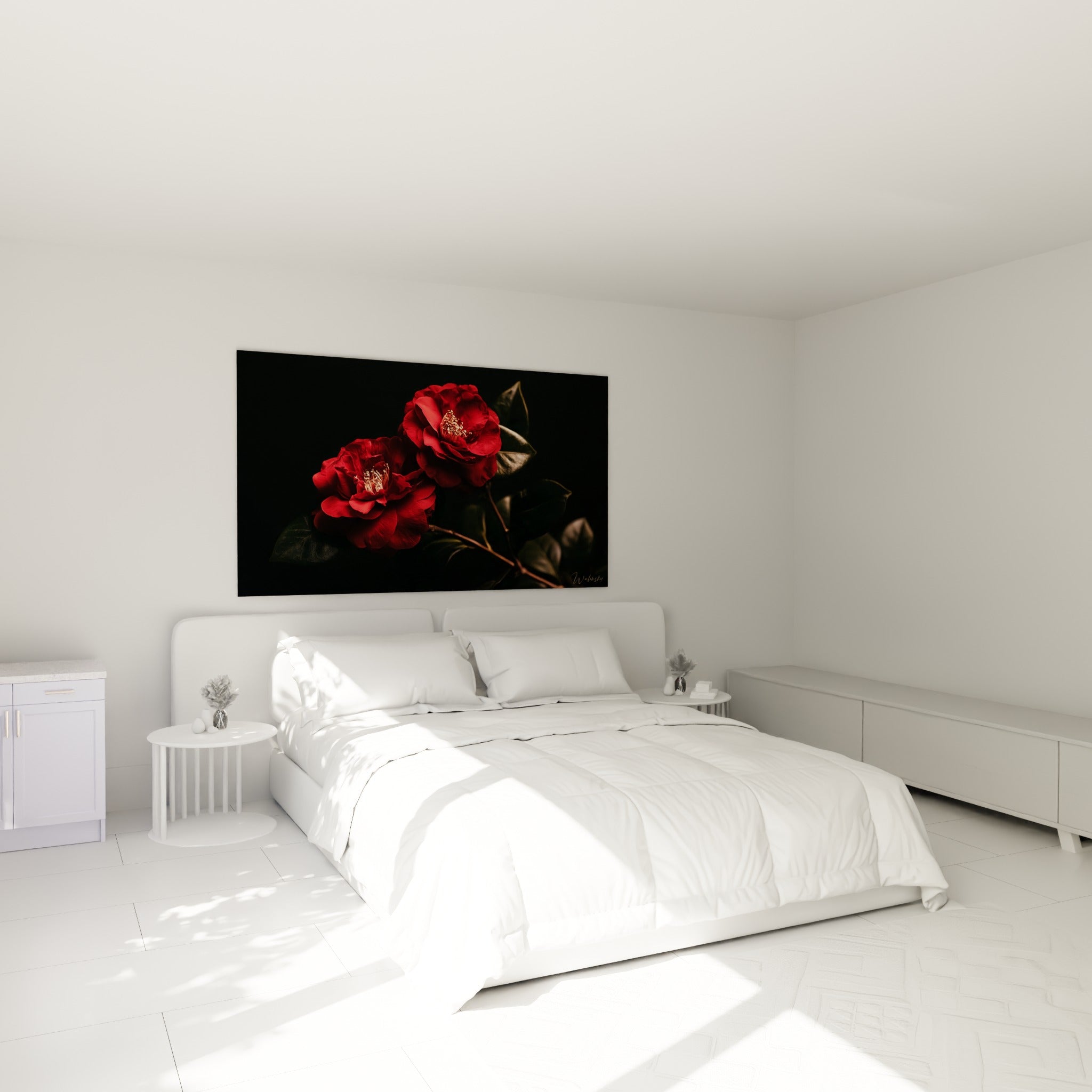Camélias écarlates aux feuilles sombres accrochés au-dessus d'un lit dans une chambre claire