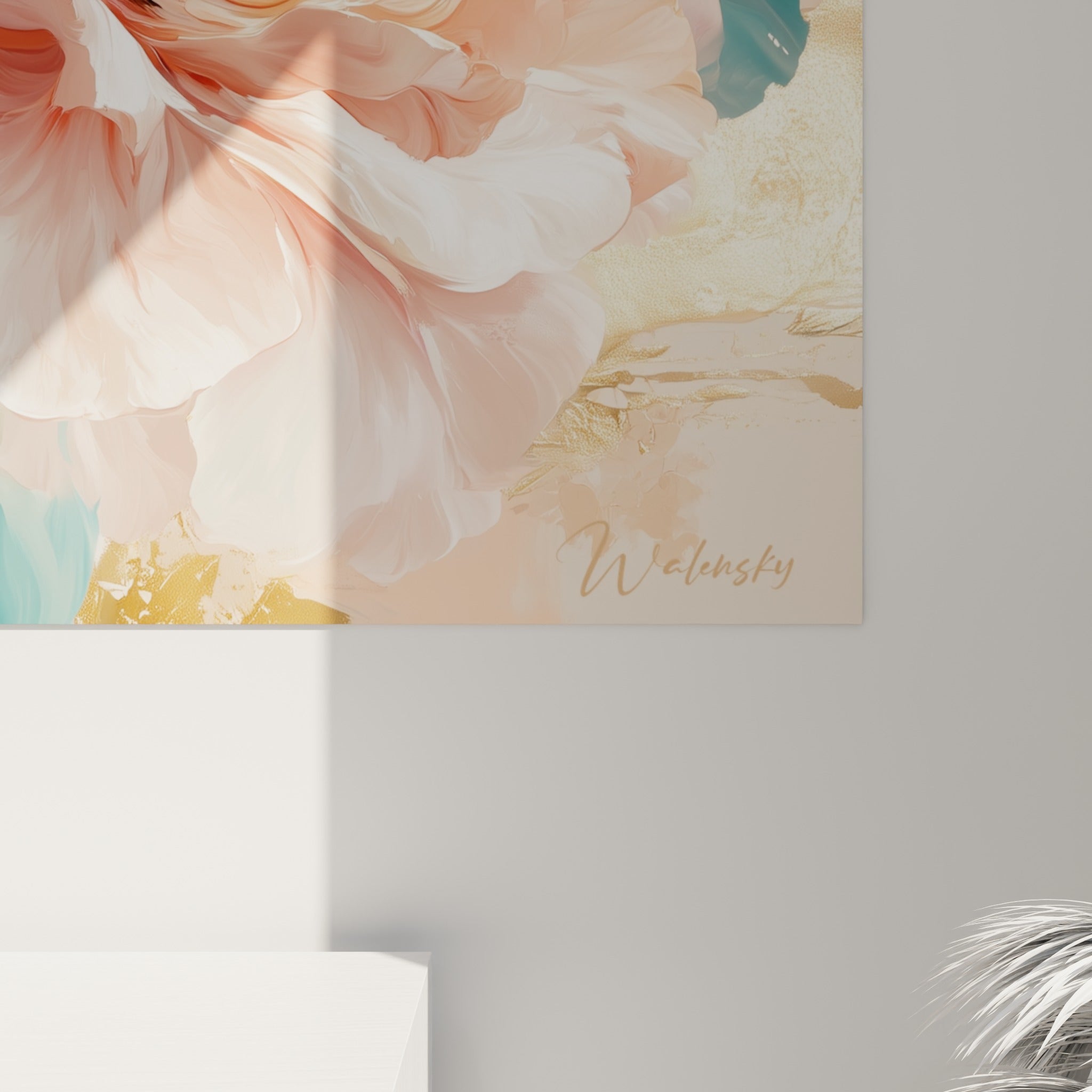 Empâtements de peinture rose et doré sur le camélia, matière épaisse et coulures émeraude visibles de près