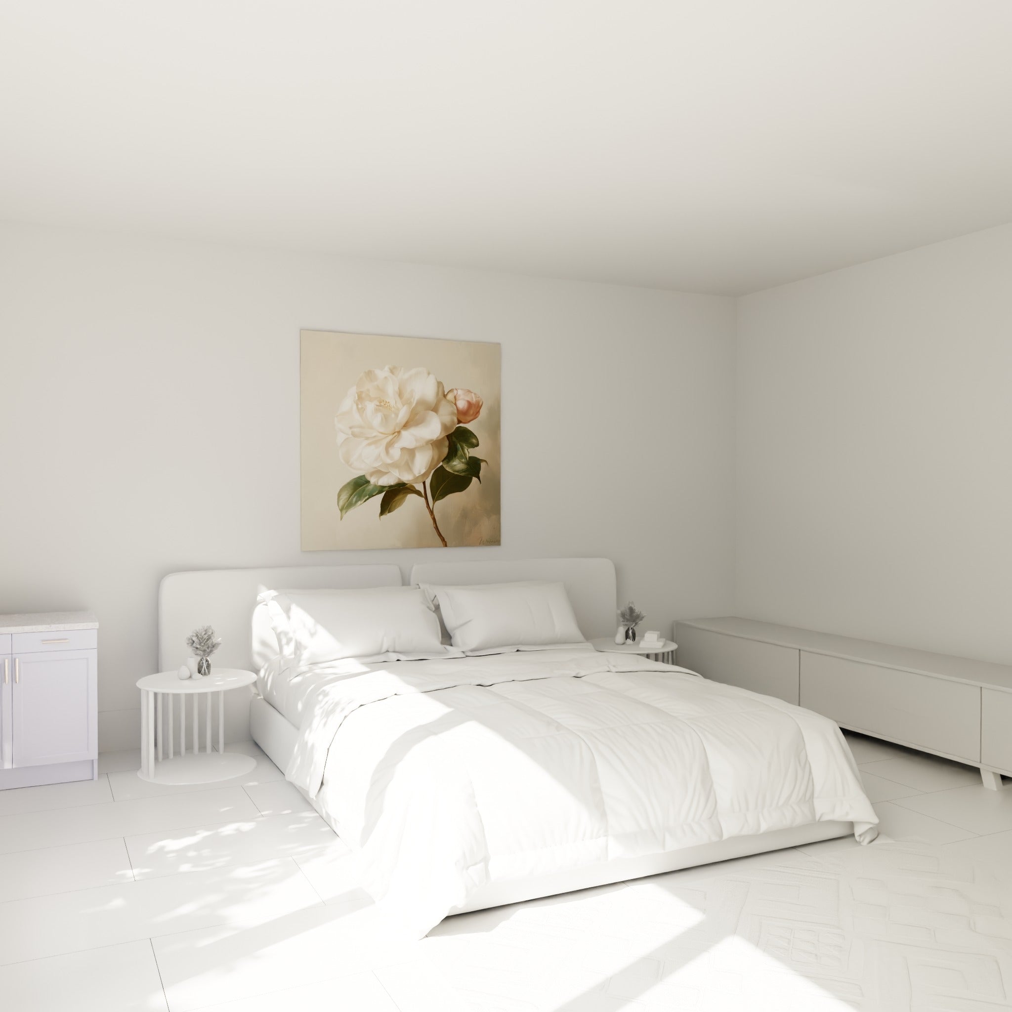 Fleur de camélia blanc et feuilles vert foncé accrochée au-dessus d'un lit dans une chambre claire
