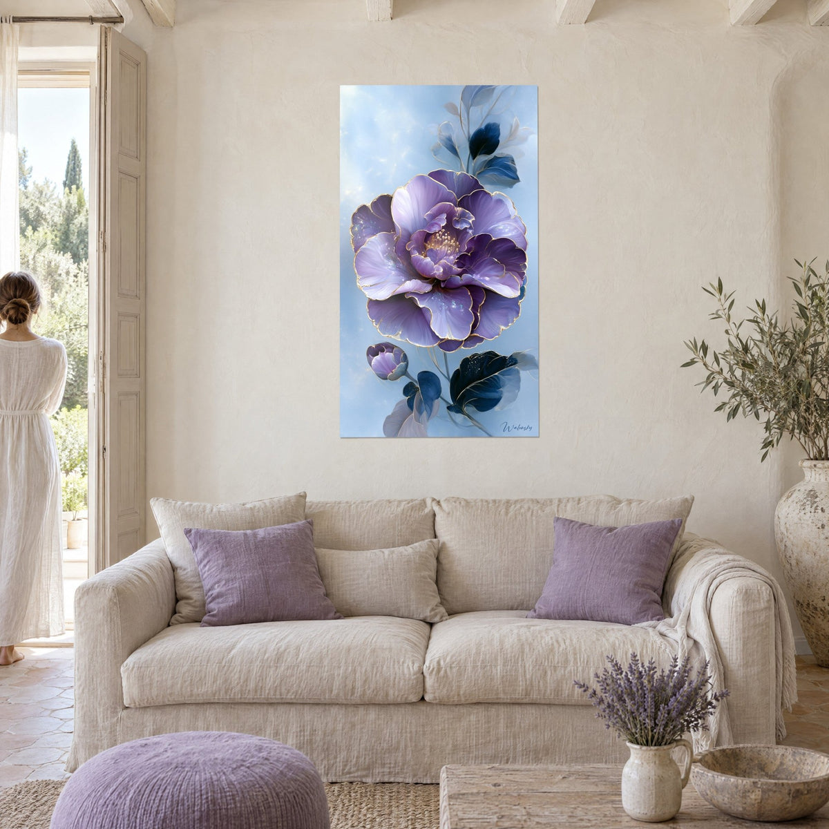 Cuadro de camelia malva con bordes dorados, estambres claros y hojas azul noche, sobre un sofá en un salón luminoso