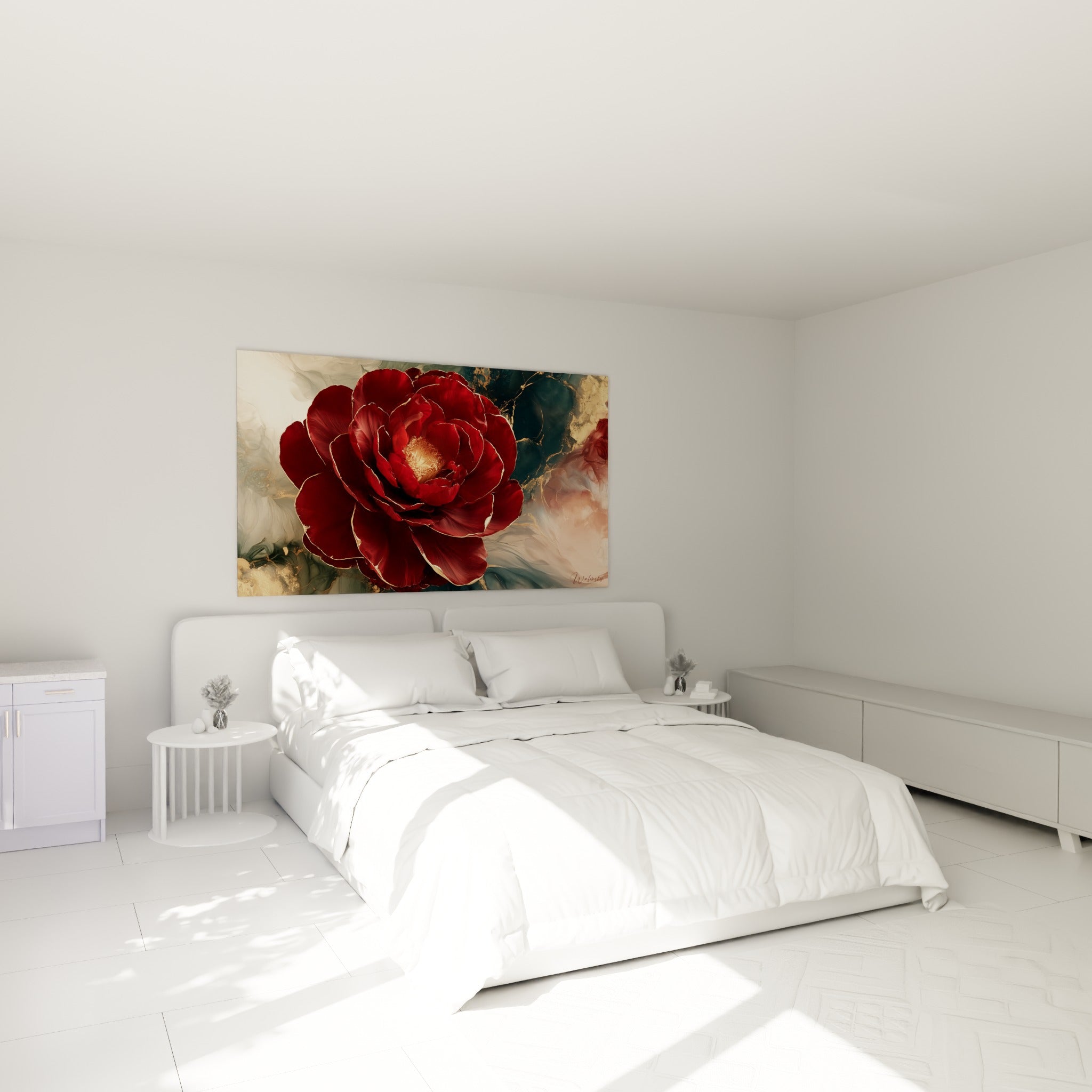 Fleur de camélia rouge et doré accrochée au-dessus d'un lit dans une chambre claire