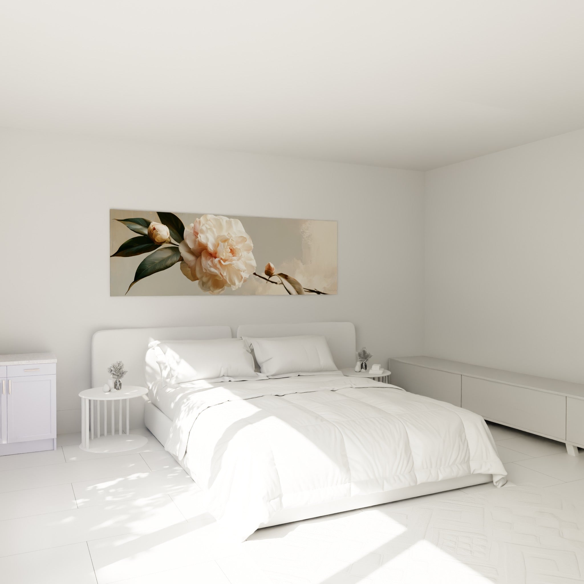 Fleur de camélia rose et crème, tige et bourgeon, au-dessus d'un lit dans une chambre claire