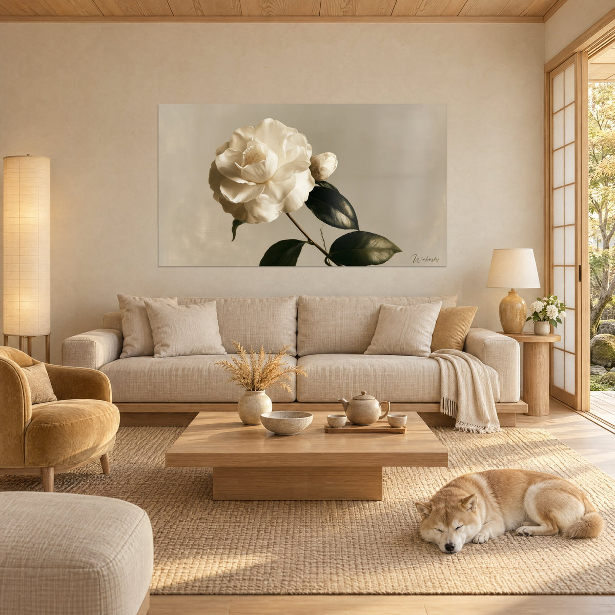 Gemälde Kamelie in cremigem Weiß mit dunkelgrünen Blättern, benachbarte Knospe, beiger Hintergrund, über einem Sofa in einem hellen Wohnzimmer
