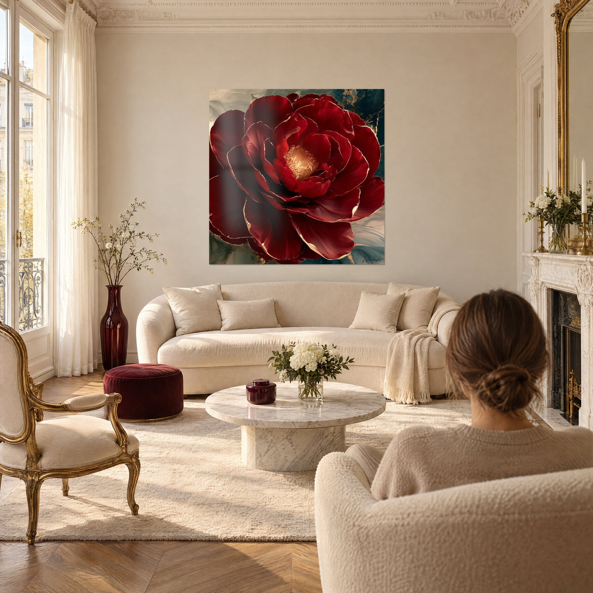 Tableau camélia pourpre aux pétales veloutés bordés d'or, cœur doré scintillant, au-dessus d'un canapé dans un salon lumineux